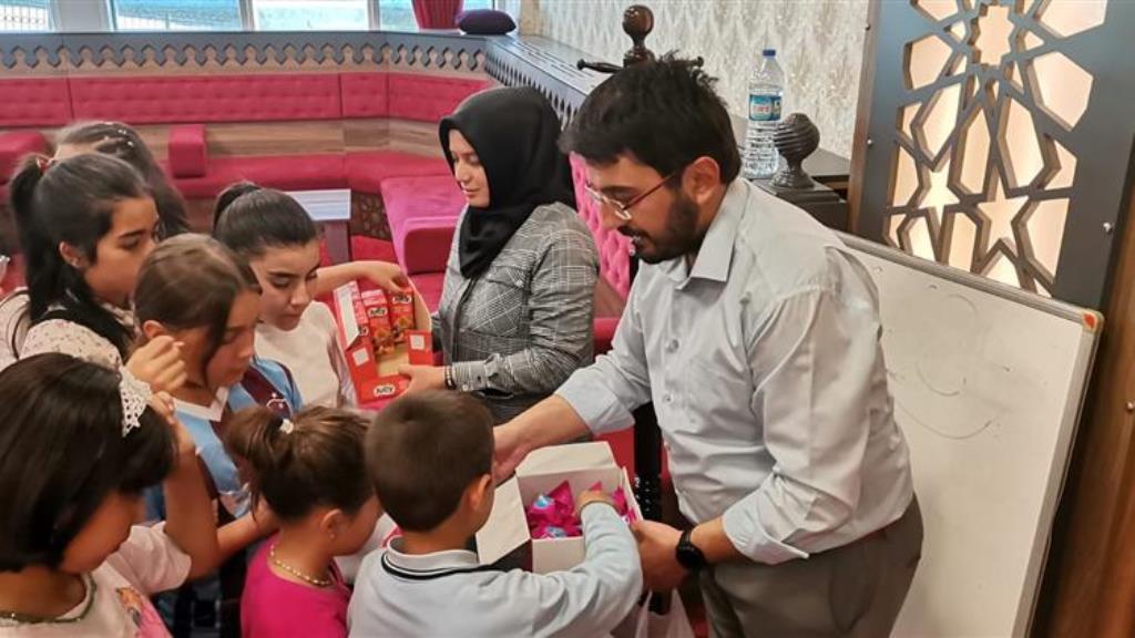 "GENÇ GÖNÜLLÜLER, ÇOCUK GÖNÜLLERLE BULUŞUYOR"