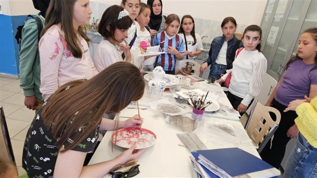 "GENÇ GÖNÜLLÜLER, ÇOCUK GÖNÜLLERLE BULUŞUYOR"