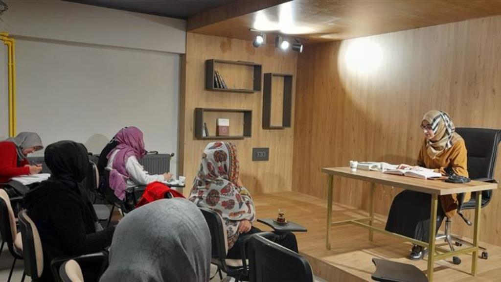 HANIMLARA YÖNELİK KURSLAR DEVAM EDİYOR