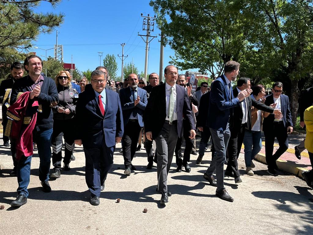 AFSÜ ALTINCI YAŞINI KUTLUYOR!