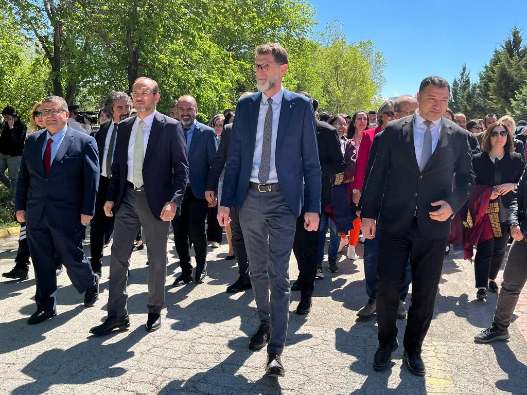 AFSÜ ALTINCI YAŞINI KUTLUYOR!