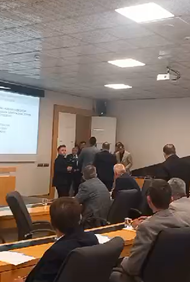 CHP'li Demirkırkan'dan Tepki: Toplantının Ortasında Salonu terk etti