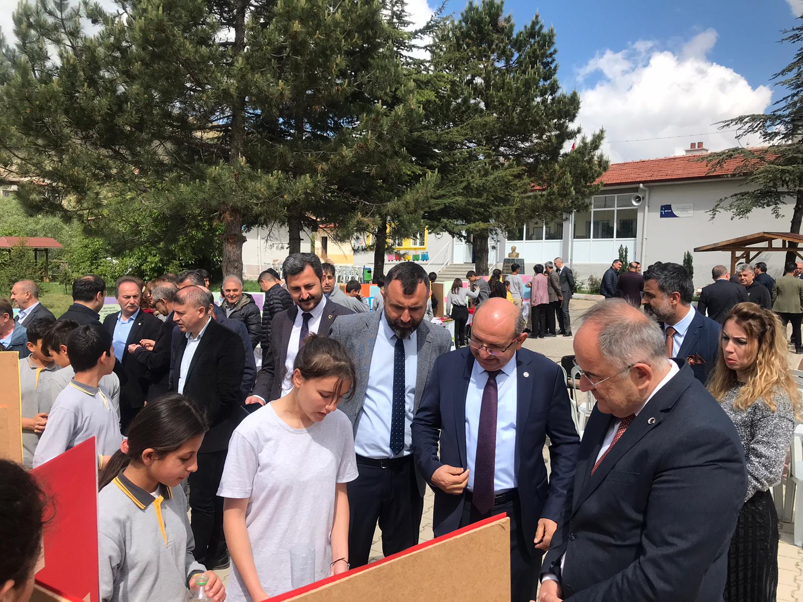 Kışlacık Ortaokulu, TÜBİTAK 4006 Bilim Fuarı Düzenledi