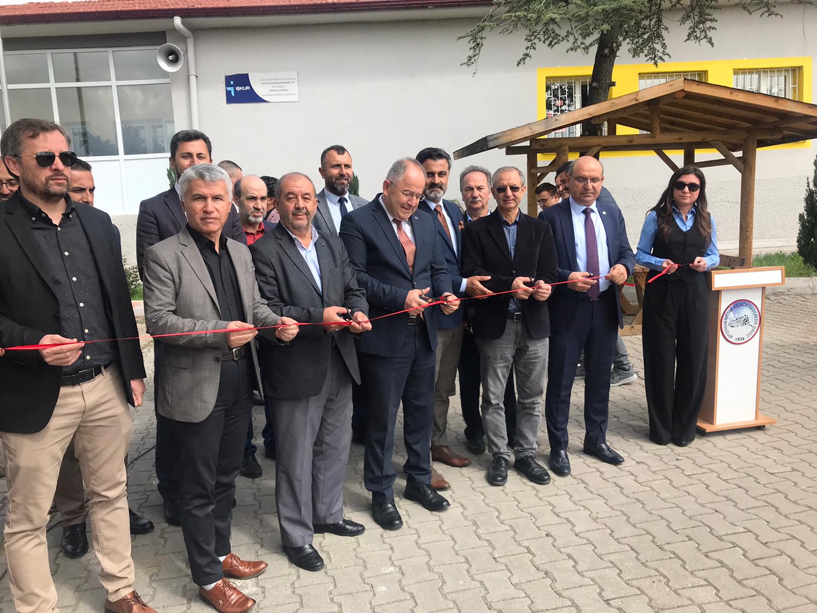 Kışlacık Ortaokulu, TÜBİTAK 4006 Bilim Fuarı Düzenledi