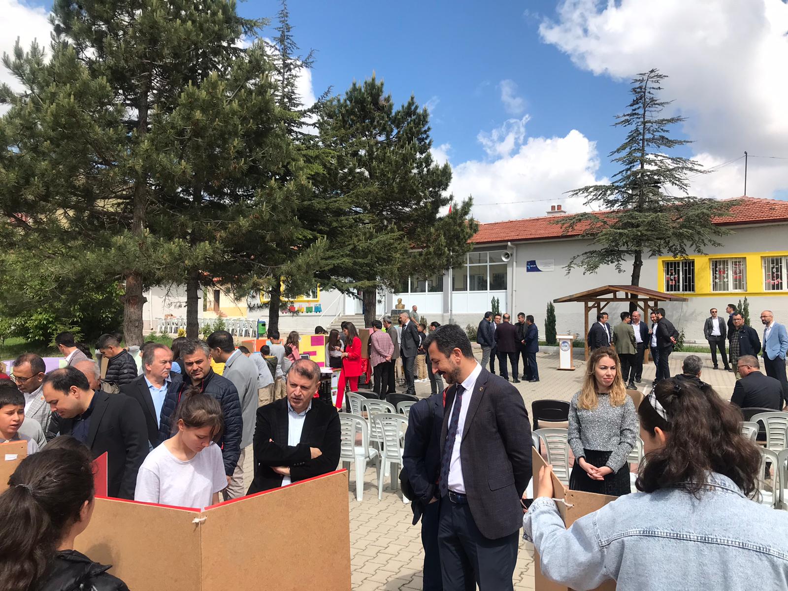 Kışlacık Ortaokulu, TÜBİTAK 4006 Bilim Fuarı Düzenledi