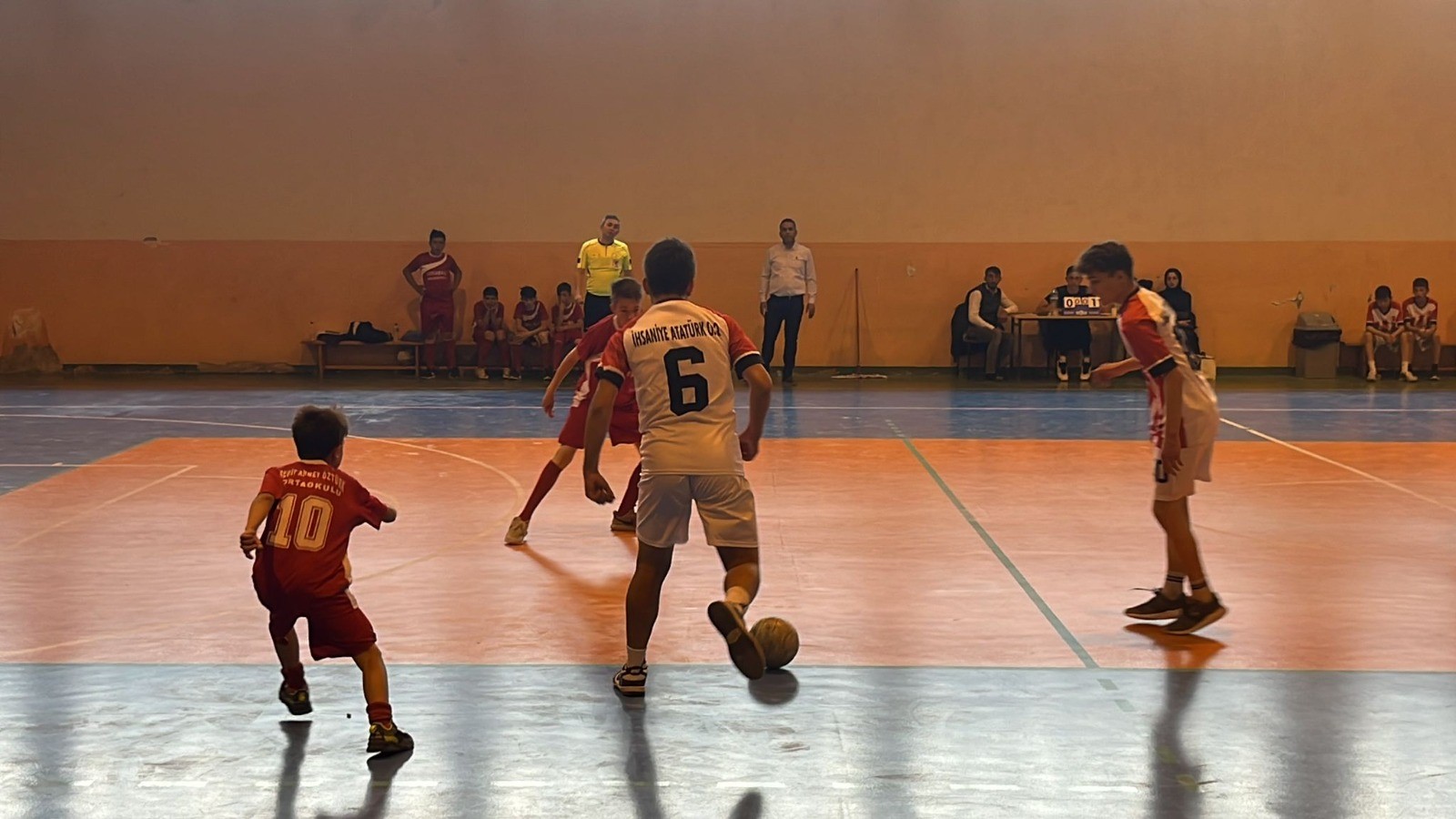 Atatürk Ortaokulu Birincilik Kürsüsünde! İhsaniye'de küme yıldız erkekler futsal müsabakaları tamamlandı