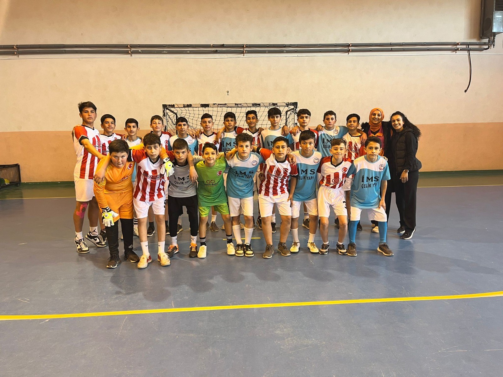 Atatürk Ortaokulu Birincilik Kürsüsünde! İhsaniye'de küme yıldız erkekler futsal müsabakaları tamamlandı
