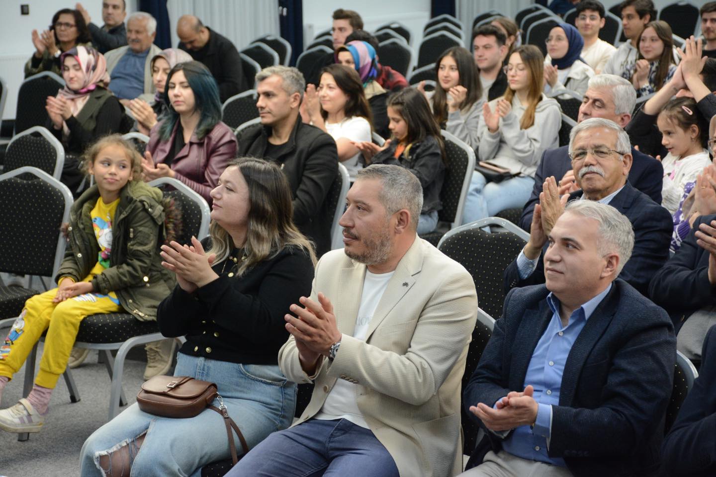 Dinar'da Unutulmaz Bir Sanat Etkinliği: Kum Sanatı Ve Şiir Dinletisi Büyüledi