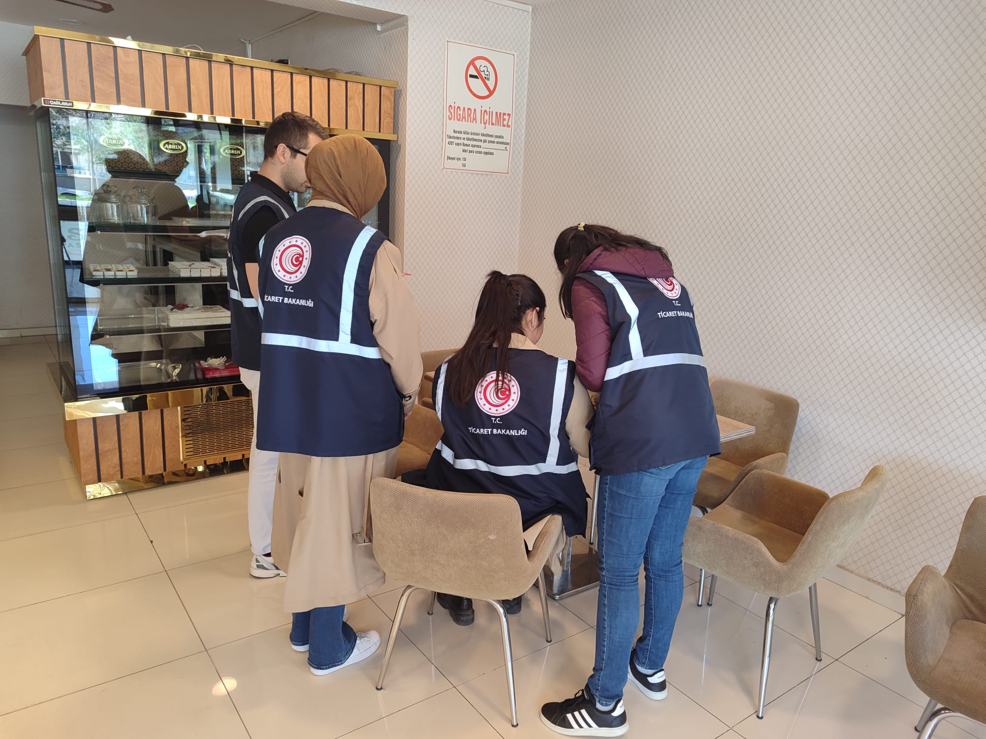 AFYON'DA TİCARET MÜDÜRLÜĞÜ BUNU YAPMAYAN İŞLETMELERE CEZA KESTİ