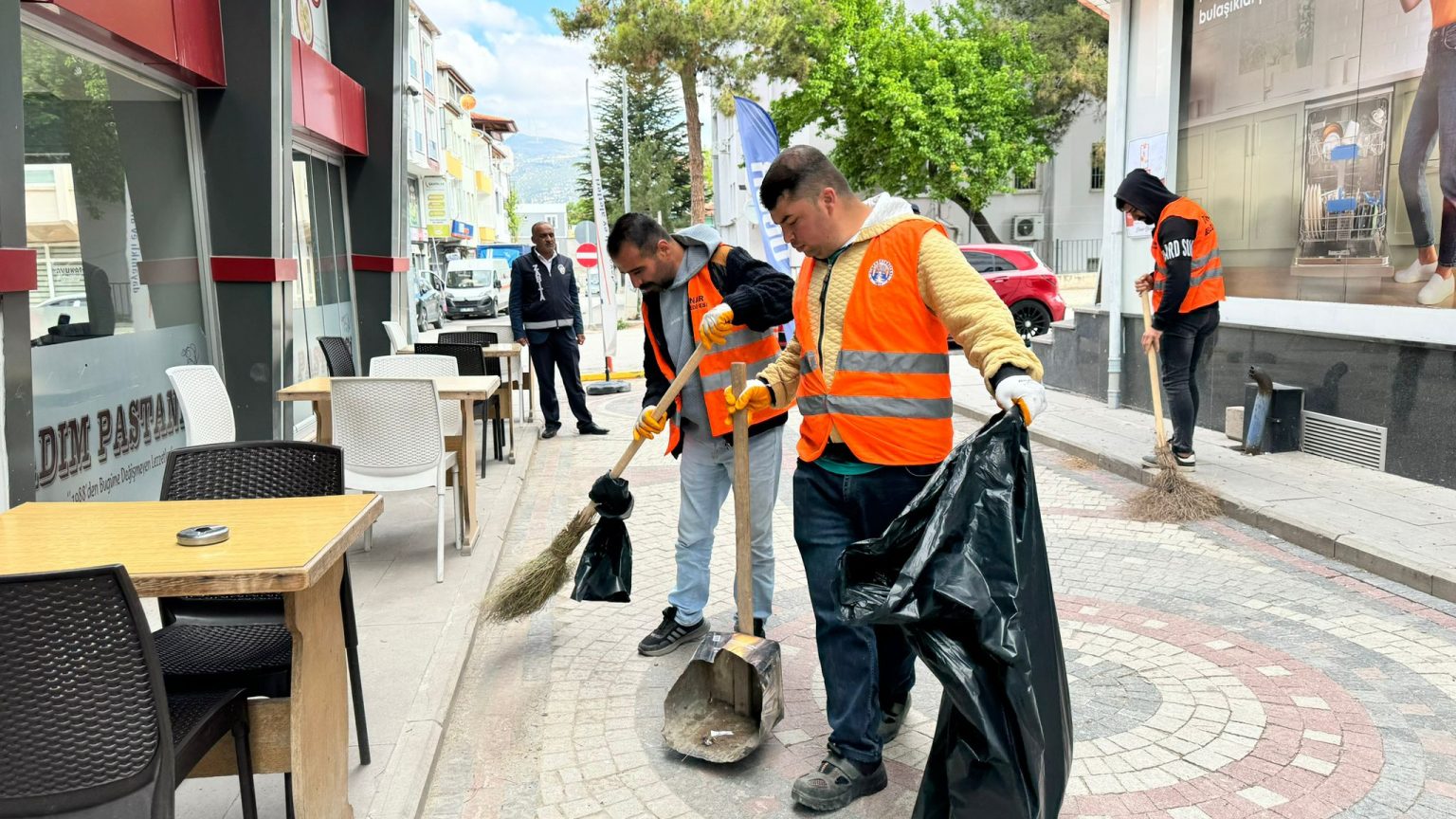 Dinar Belediyesi Ekipleri Yedi Gün Yirmi Dört Saat Görev Başında