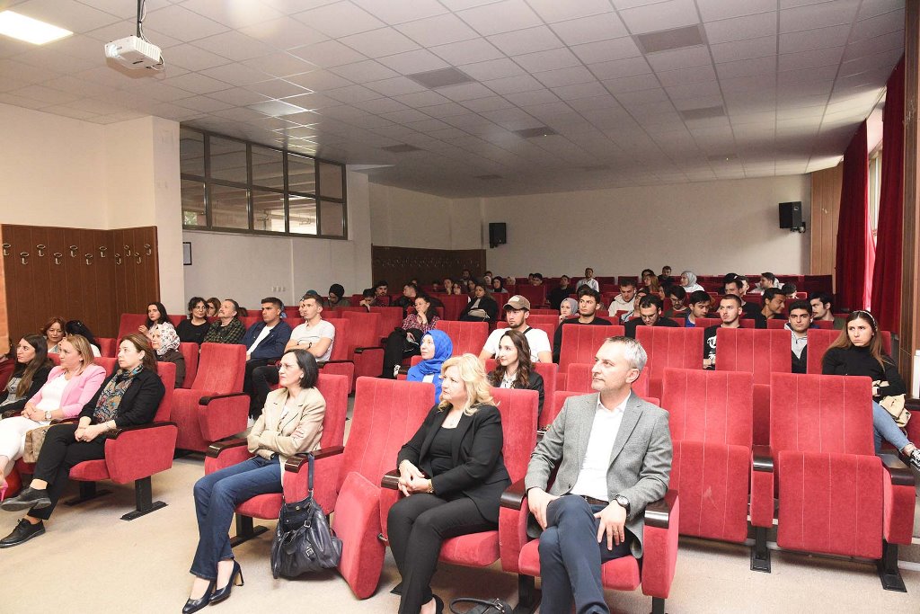 KADININ İŞ HAYATINDAKİ YERİ VE ÖNEMİ ANLATILDI