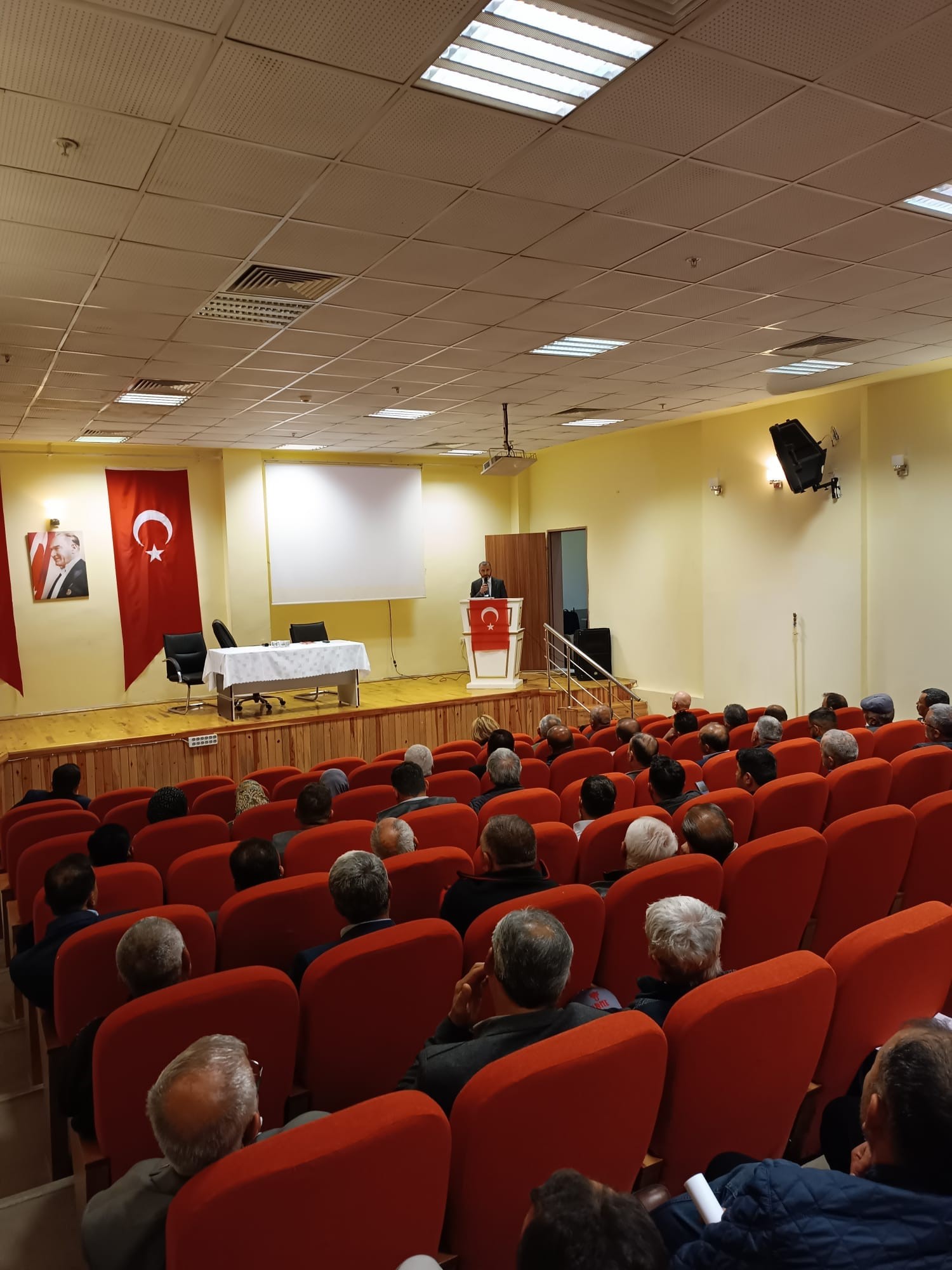 Mahalle ve Köy Muhtarları Toplantıda Bir Araya Geldi: Katılımcılara Hizmet İçi Eğitim Verildi