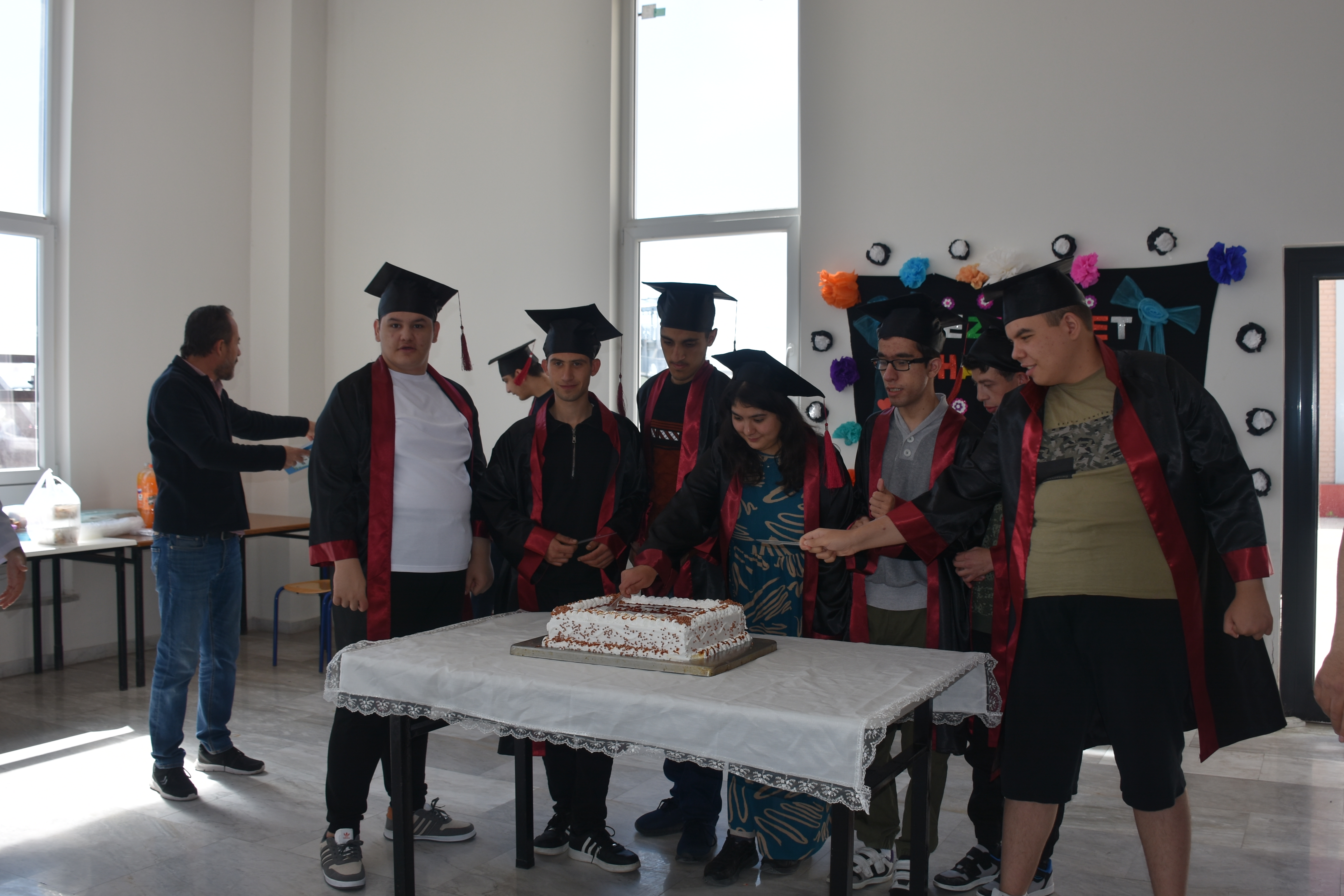Mezuniyet Töreninde Asker Kınası Yaktılar: Afyonkarahisar'da özel öğrenciler için program düzenlendi