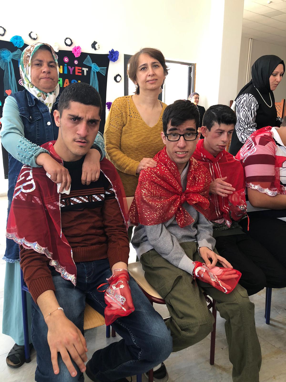 Mezuniyet Töreninde Asker Kınası Yaktılar: Afyonkarahisar'da özel öğrenciler için program düzenlendi