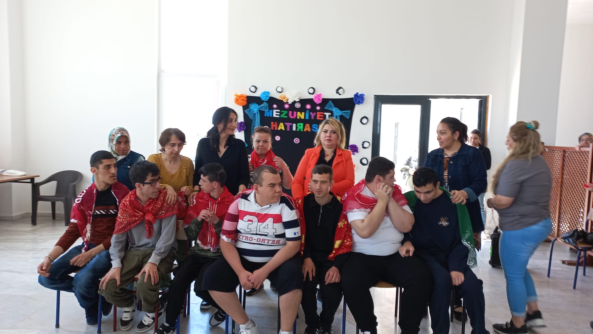 Mezuniyet Töreninde Asker Kınası Yaktılar: Afyonkarahisar'da özel öğrenciler için program düzenlendi