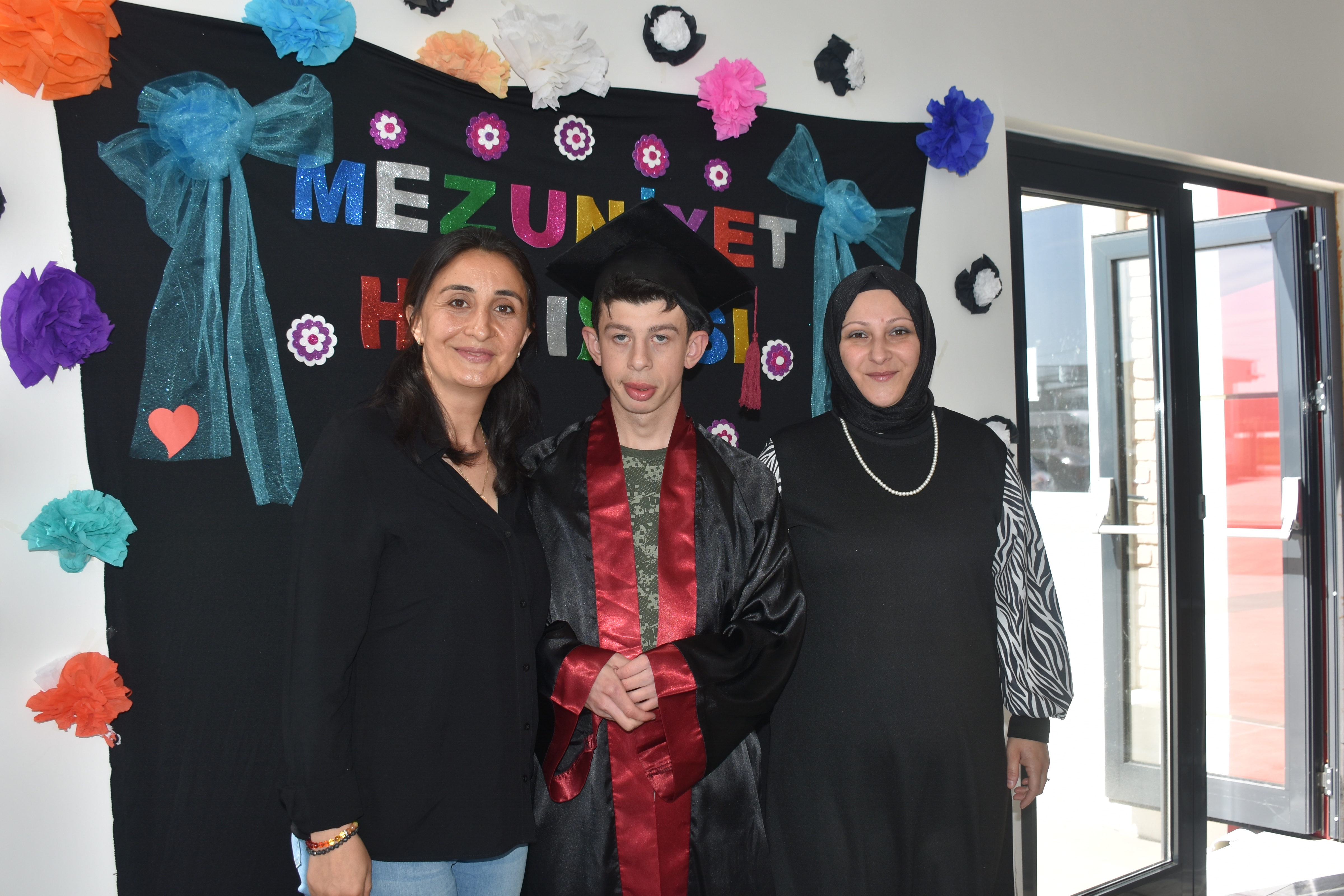 Mezuniyet Töreninde Asker Kınası Yaktılar: Afyonkarahisar'da özel öğrenciler için program düzenlendi