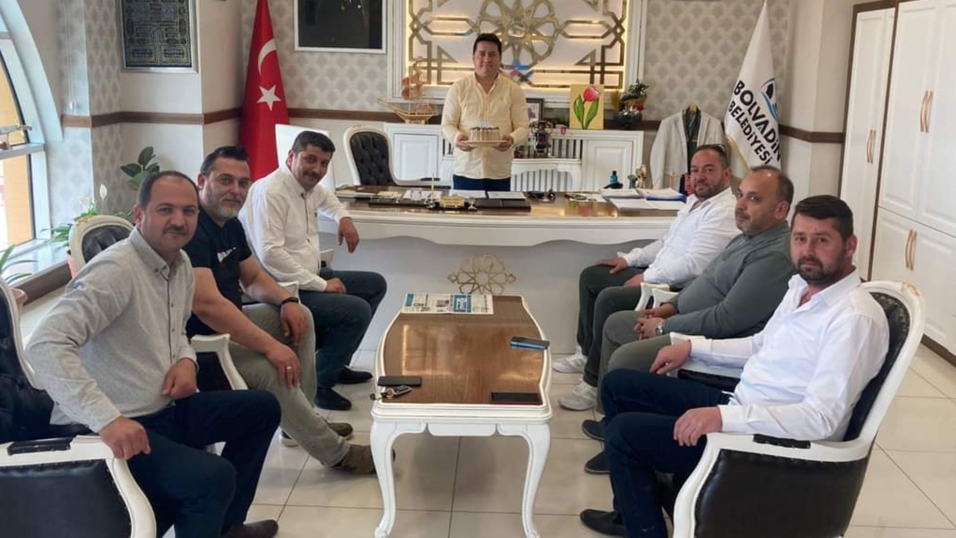 Başkan Aynacı'ya Doğum Günü Sürprizi:  MHP Bolvadin İlçe Teşkilatı Bir Arada!