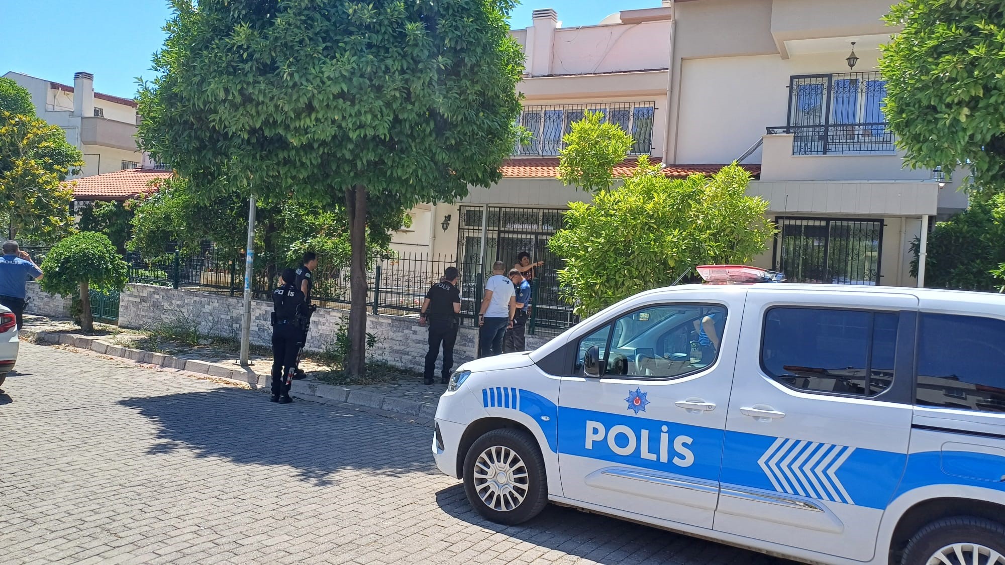 Bir Kişi Başından Vurulmuş Halde Bulundu: Evinin Bahçesinde Kanlar İçerisinde Görüldü