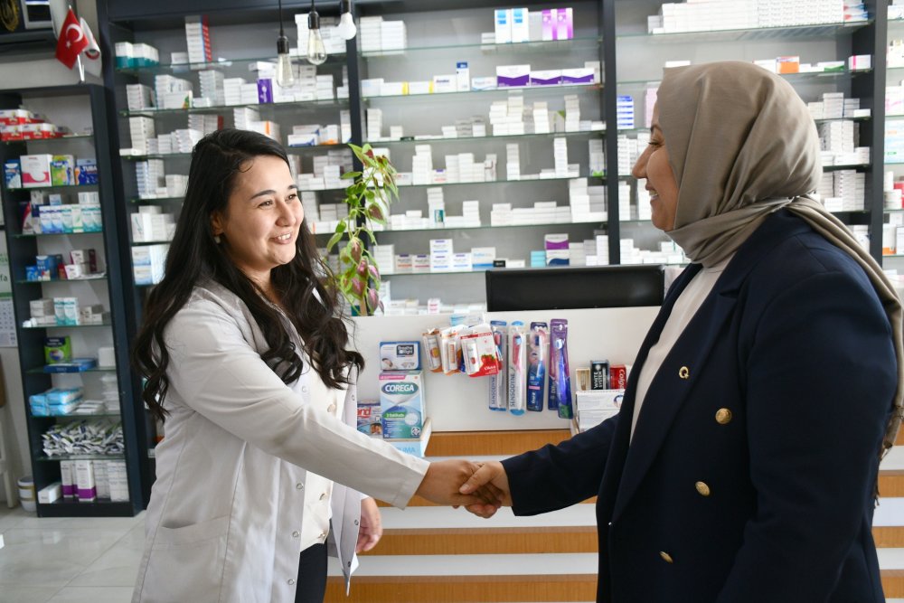 İscehisar Belediye Başkanı Seyhan Kılınçarslan, Eczacılar Günü'nü Eczanelerde Kutladı