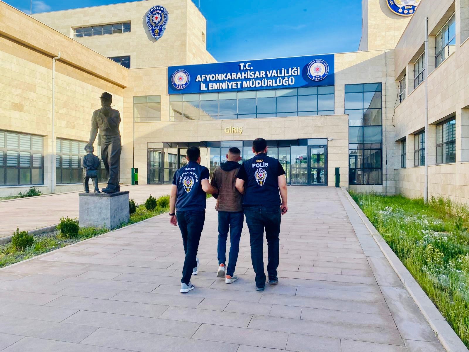 Bilişim Hırsızı Afyon’da Yakayı Ele Verdi: Düzenlenen operasyon sonucu polisler şahsı yakaladı