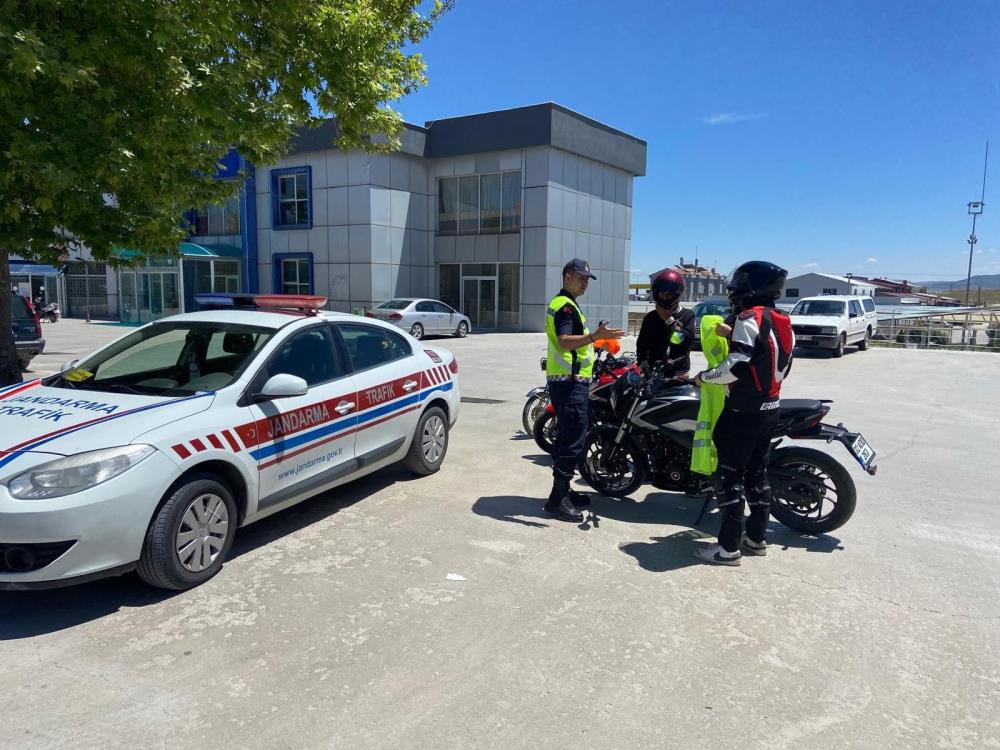 Sürücülere Reflektif Yelek Dağıtıldı: Motosiklet sürücülerine yönelik jandarmadan trafik eğitimi