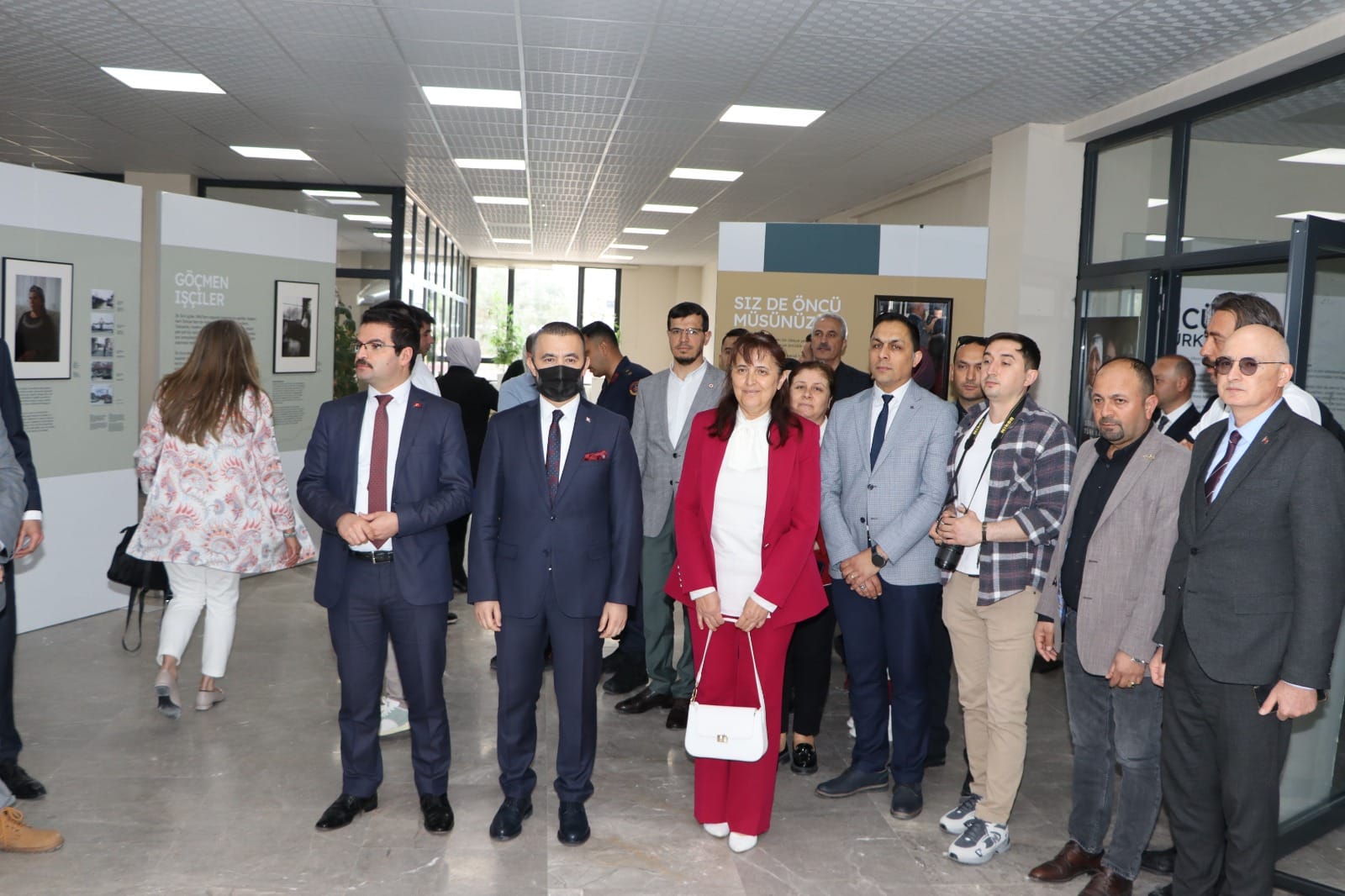 ‘ÖNCÜ TÜRK KADINLARI’ İSİMLİ RESİM SERGİSİ HALKIMIZIN BEĞENİSİNE SUNULDU.