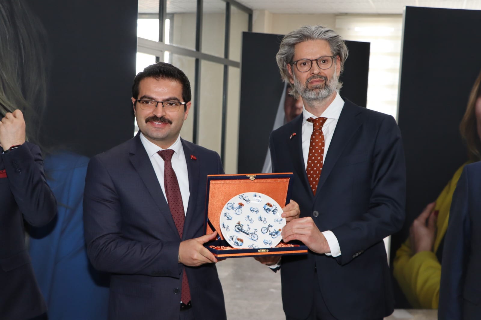 ‘ÖNCÜ TÜRK KADINLARI’ İSİMLİ RESİM SERGİSİ HALKIMIZIN BEĞENİSİNE SUNULDU.