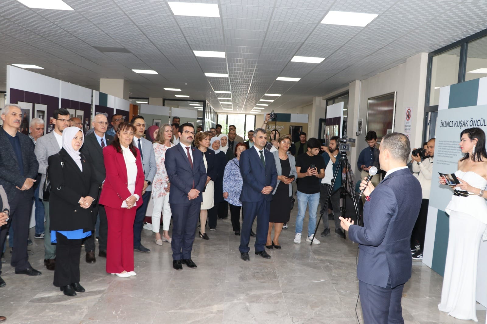 ‘ÖNCÜ TÜRK KADINLARI’ İSİMLİ RESİM SERGİSİ HALKIMIZIN BEĞENİSİNE SUNULDU.