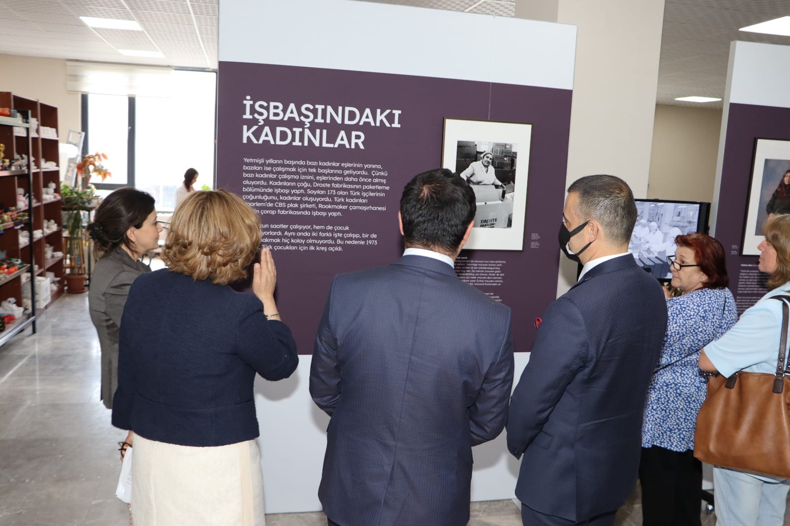 ‘ÖNCÜ TÜRK KADINLARI’ İSİMLİ RESİM SERGİSİ HALKIMIZIN BEĞENİSİNE SUNULDU.