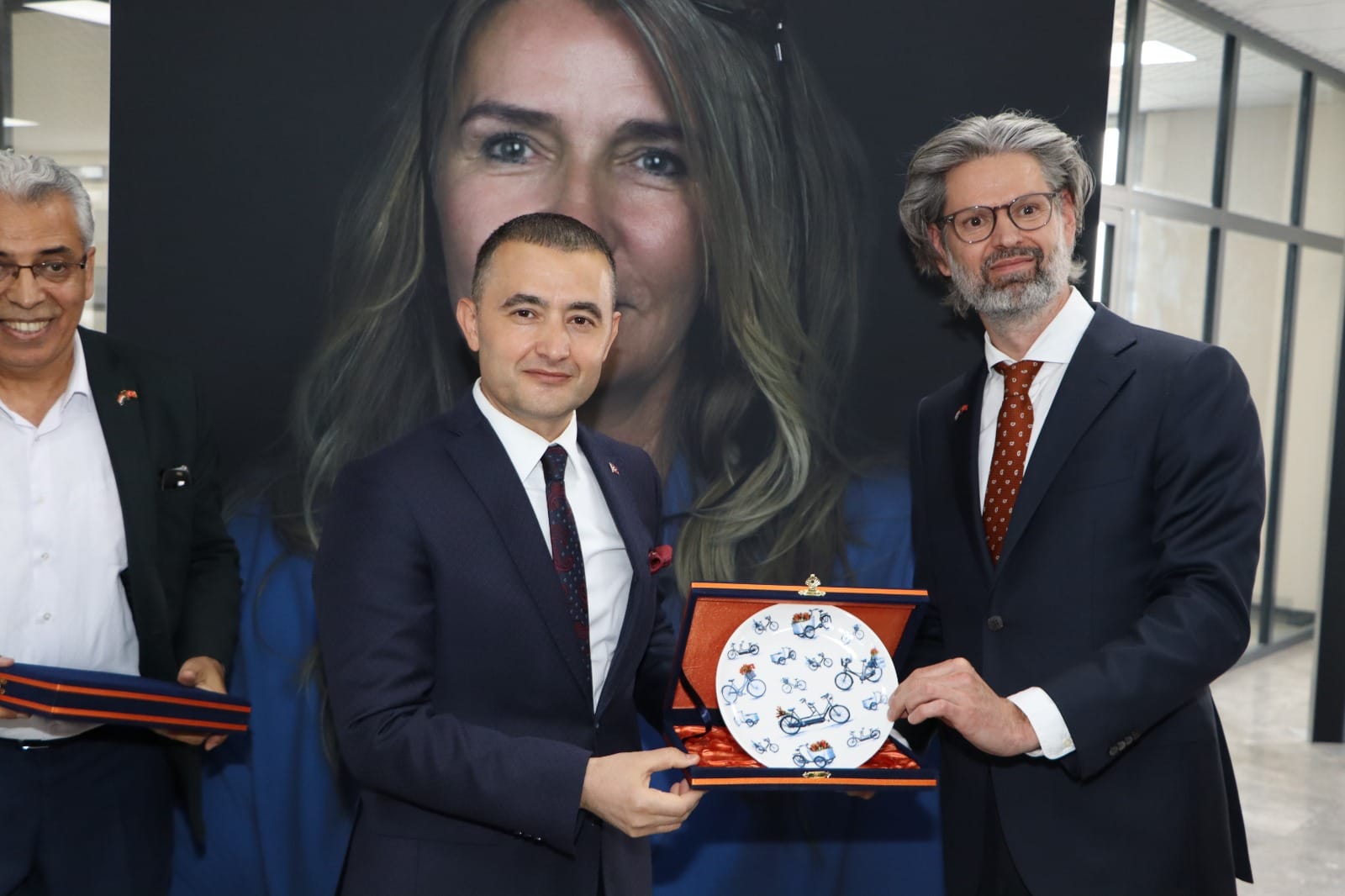 ‘ÖNCÜ TÜRK KADINLARI’ İSİMLİ RESİM SERGİSİ HALKIMIZIN BEĞENİSİNE SUNULDU.