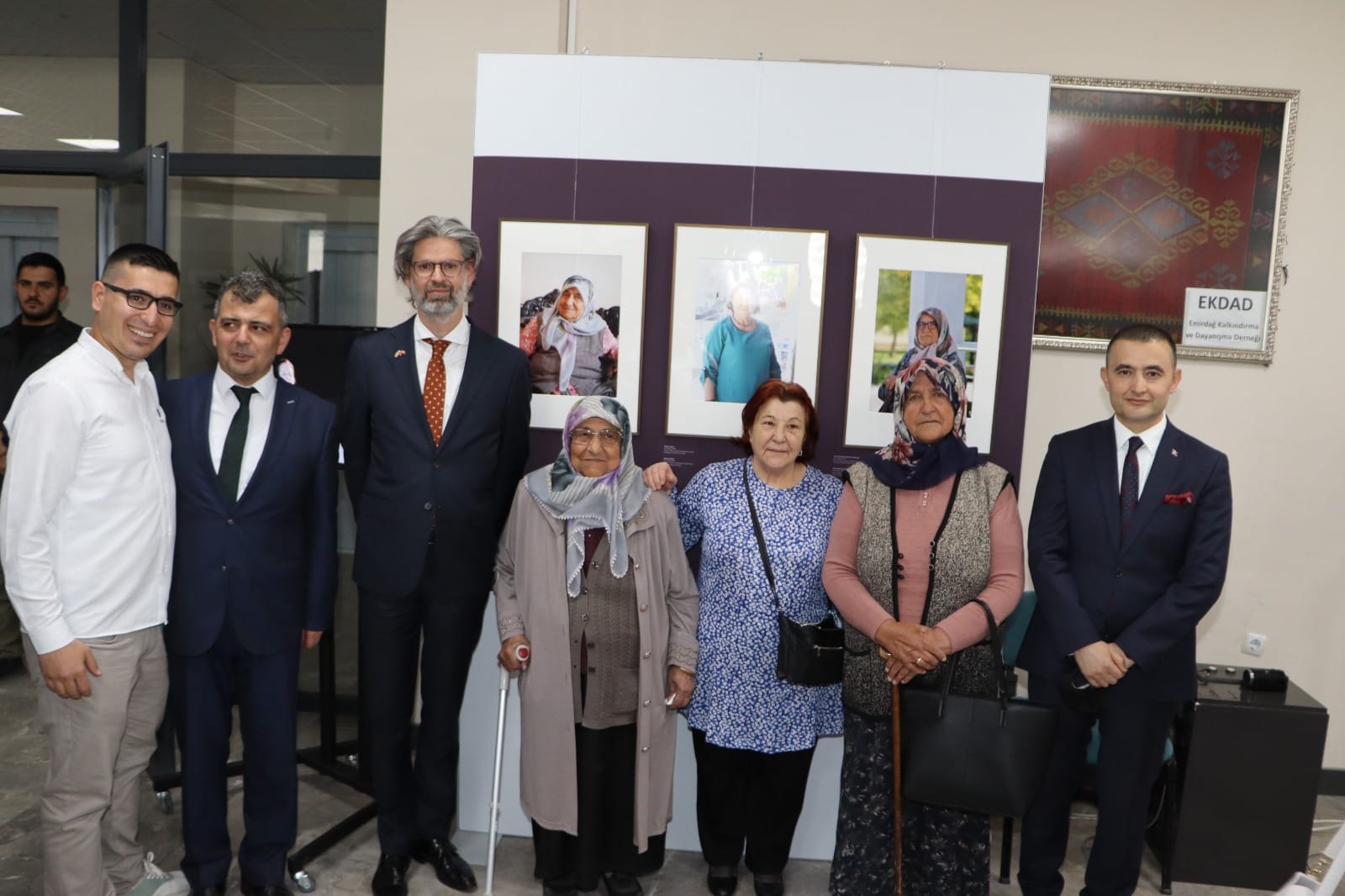 ‘ÖNCÜ TÜRK KADINLARI’ İSİMLİ RESİM SERGİSİ HALKIMIZIN BEĞENİSİNE SUNULDU.