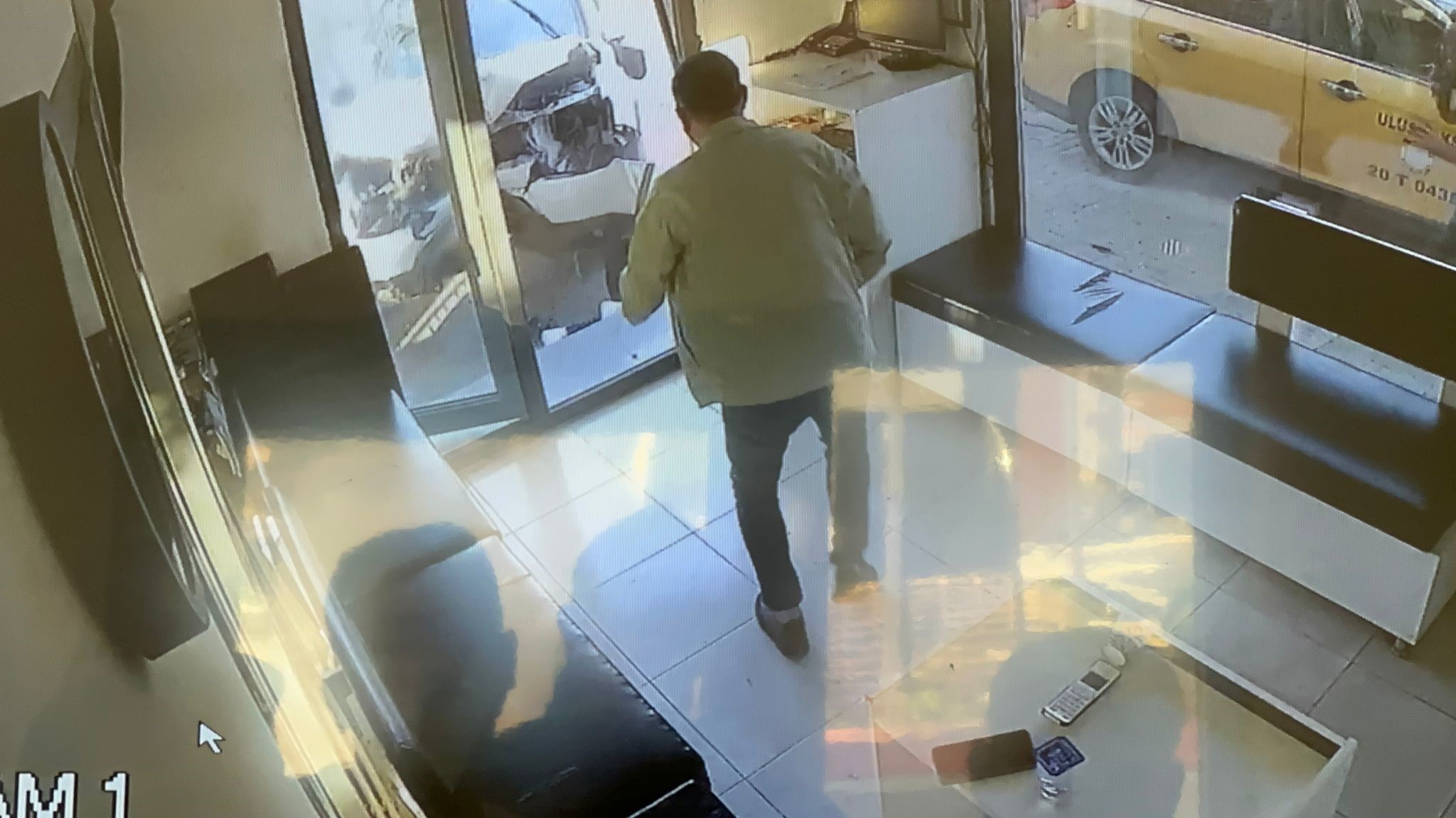 4 Yayanın Yaralandığı Kazadan Taksi Şoförü Kıl Payı Kurtulmuş: Yayaların arasına dalan aracın neden olduğu dehşet anları kameraya yansıdı
