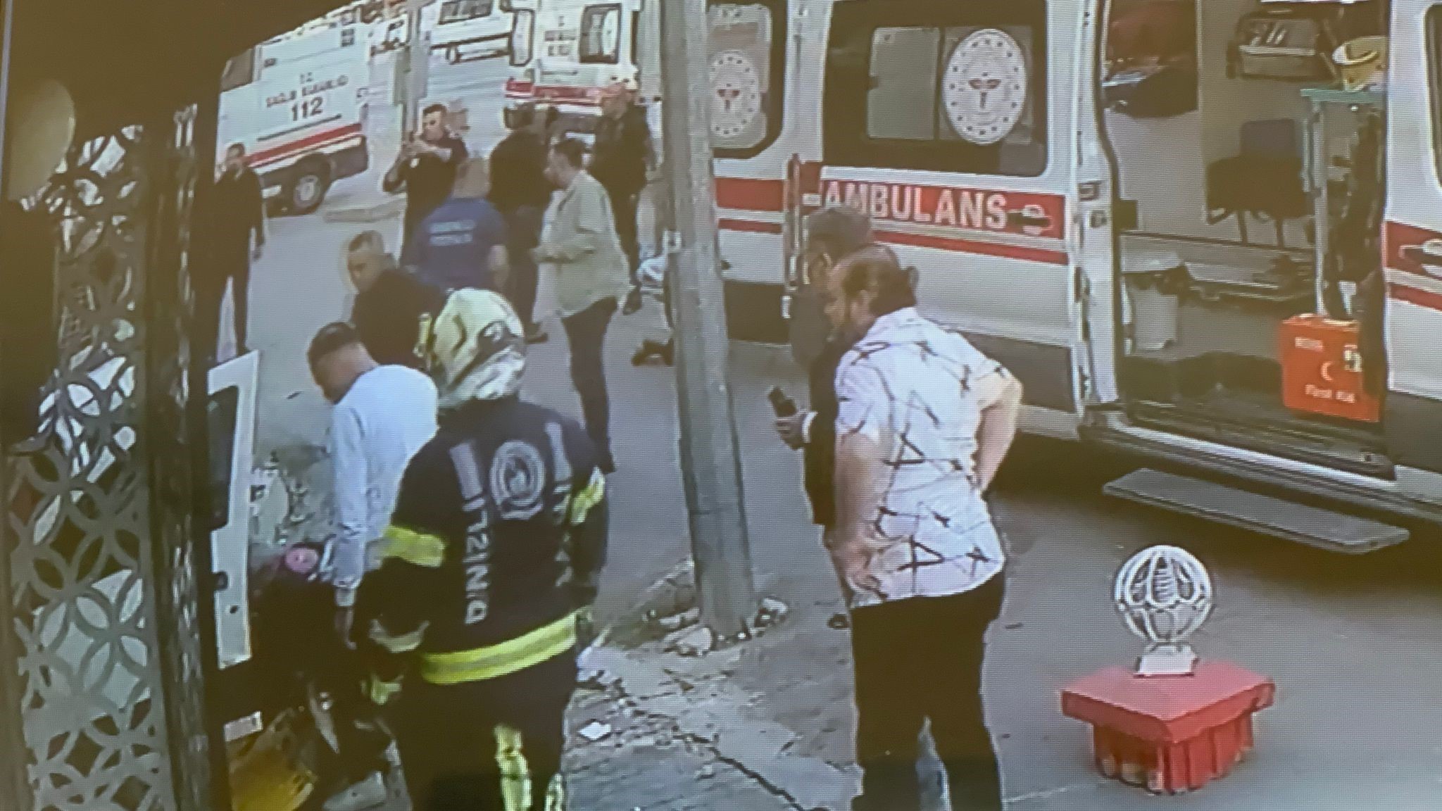 4 Yayanın Yaralandığı Kazadan Taksi Şoförü Kıl Payı Kurtulmuş: Yayaların arasına dalan aracın neden olduğu dehşet anları kameraya yansıdı