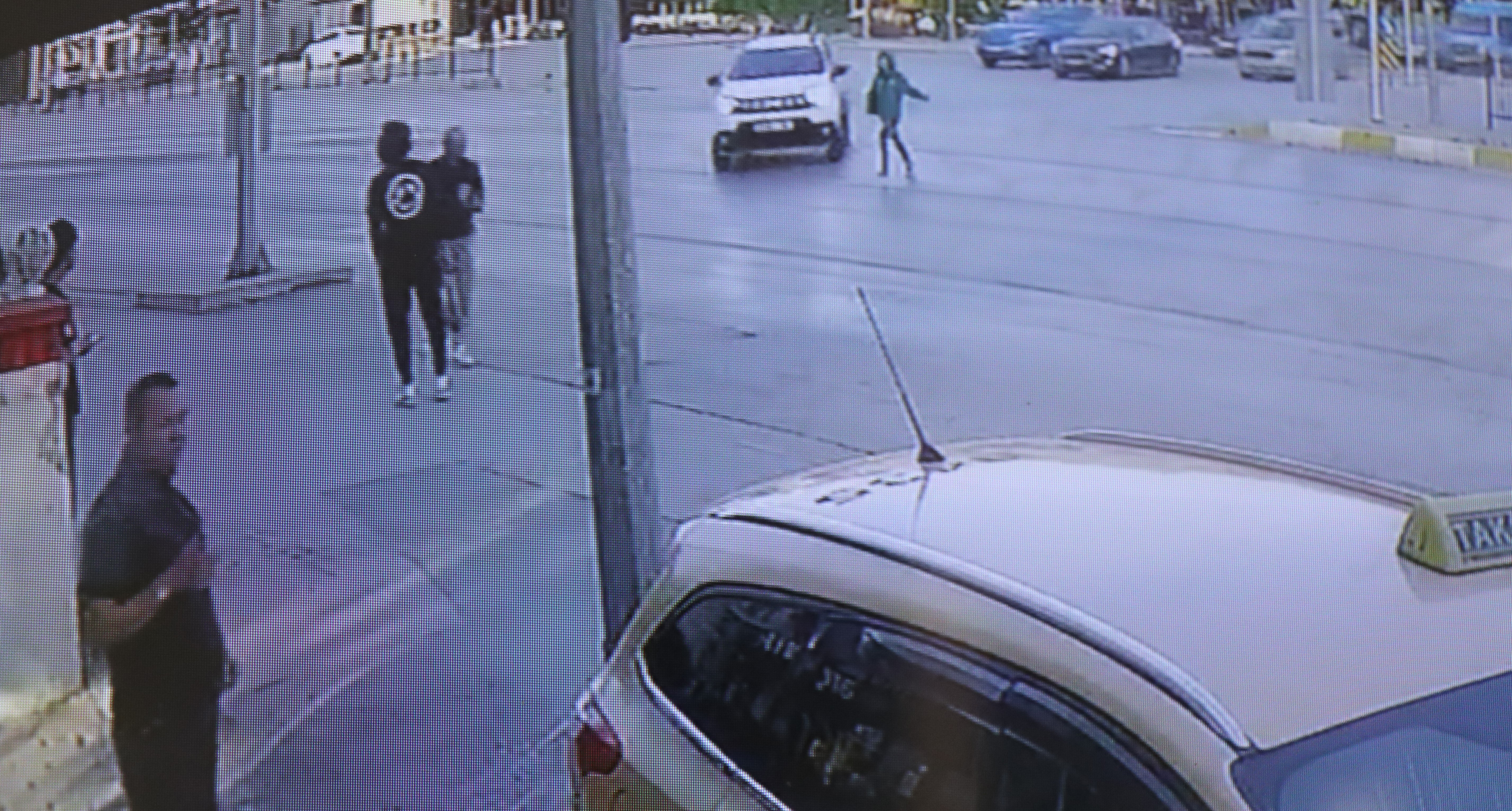 4 Yayanın Yaralandığı Kazadan Taksi Şoförü Kıl Payı Kurtulmuş: Yayaların arasına dalan aracın neden olduğu dehşet anları kameraya yansıdı