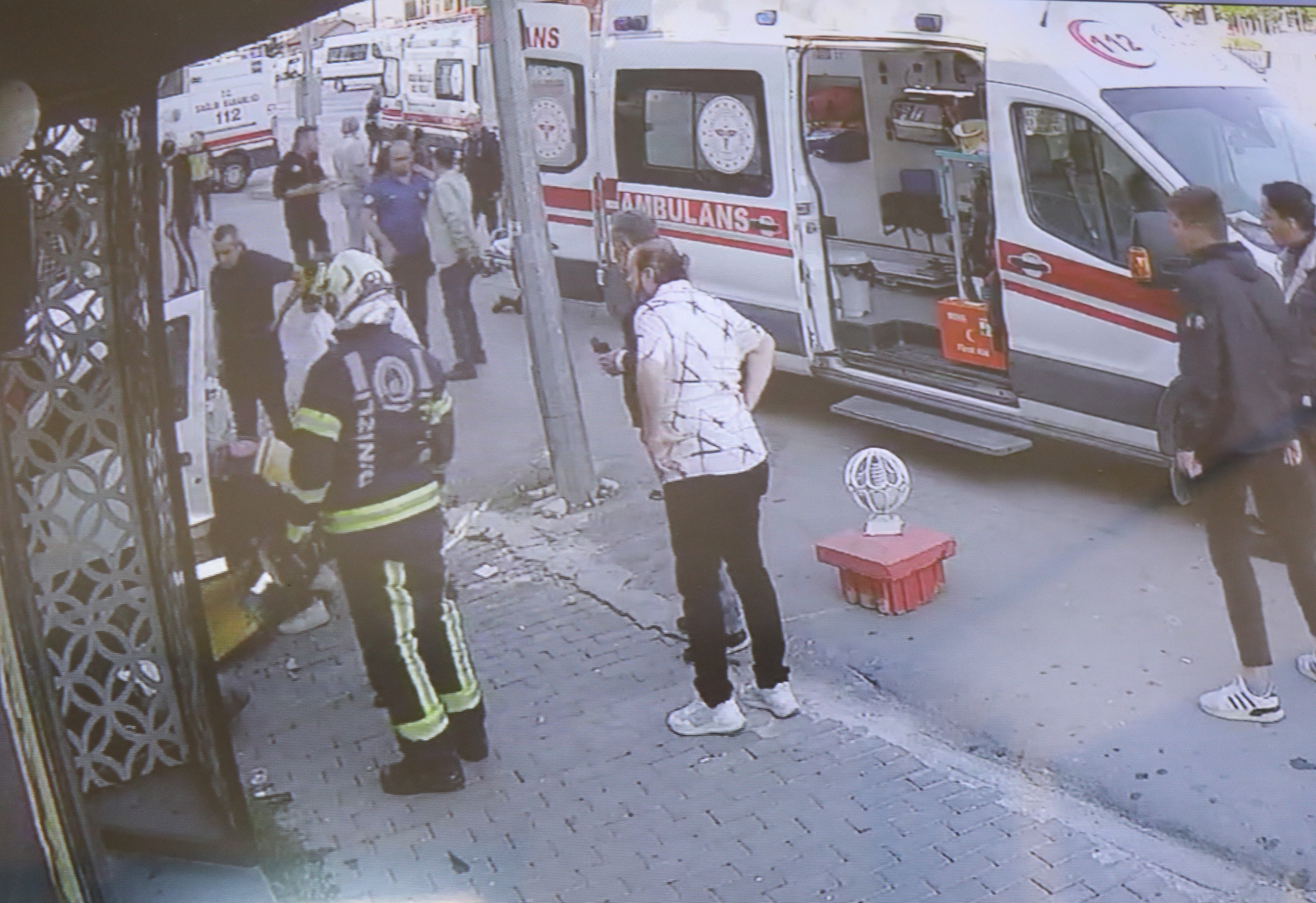 4 Yayanın Yaralandığı Kazadan Taksi Şoförü Kıl Payı Kurtulmuş: Yayaların arasına dalan aracın neden olduğu dehşet anları kameraya yansıdı