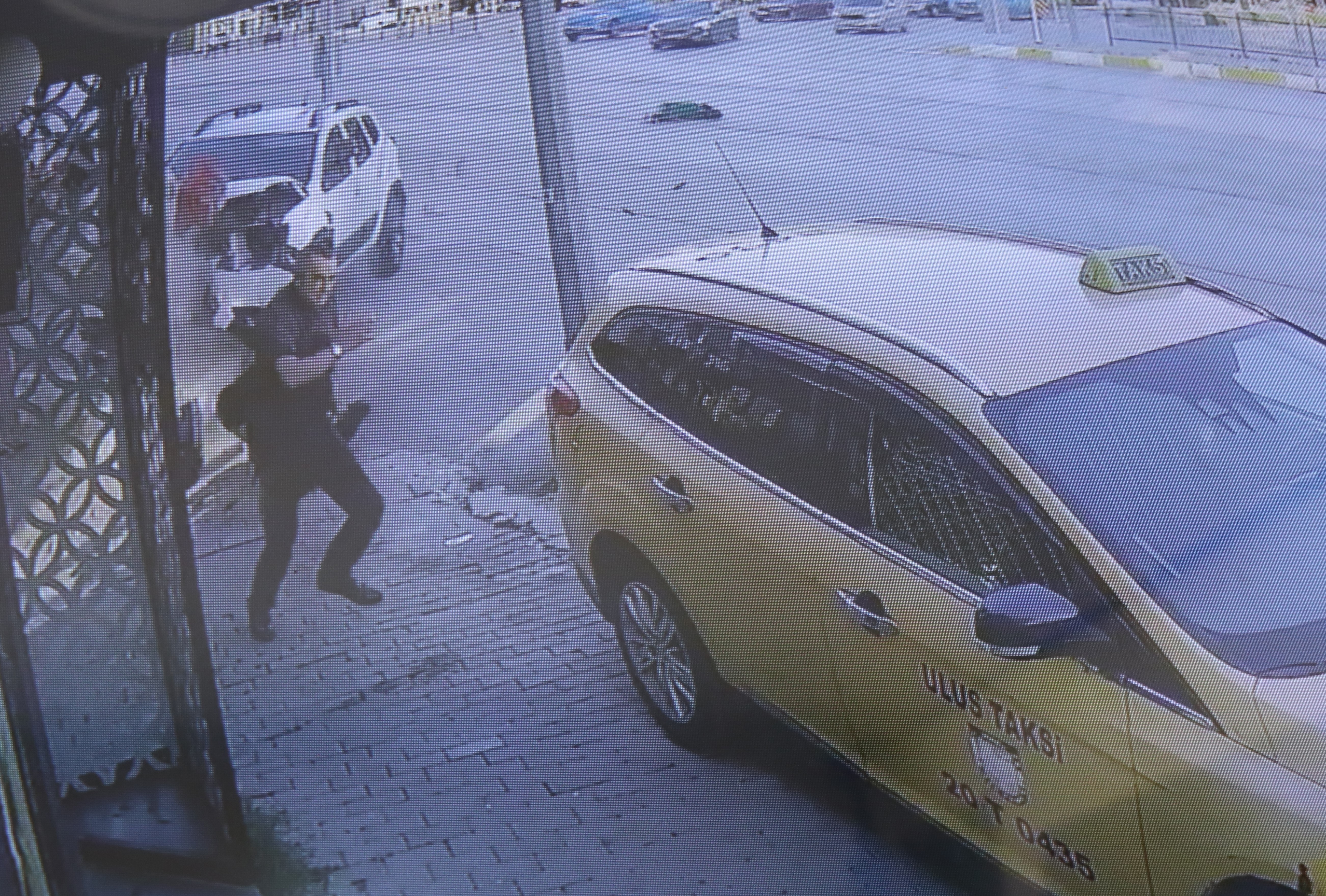 4 Yayanın Yaralandığı Kazadan Taksi Şoförü Kıl Payı Kurtulmuş: Yayaların arasına dalan aracın neden olduğu dehşet anları kameraya yansıdı