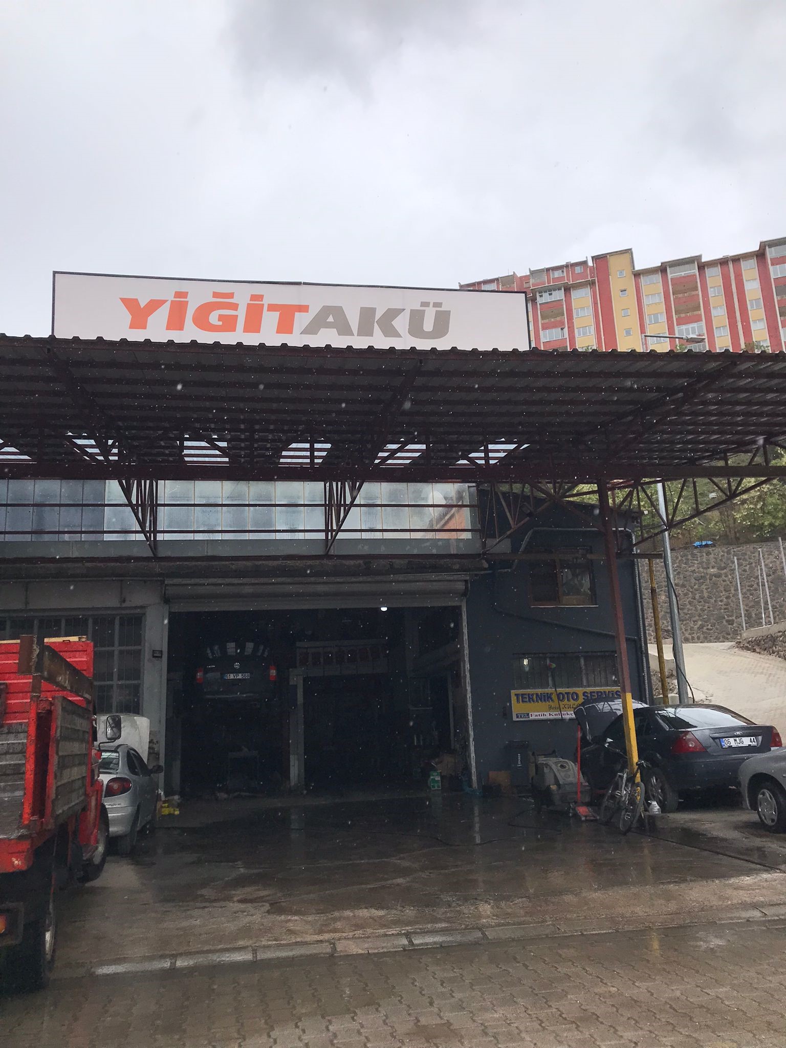 7 Metrelik Çatıdan Düşen Reklamcı Ağır Yaralandı: Genç Reklamcının Hayati Tehlikesi Sürüyor