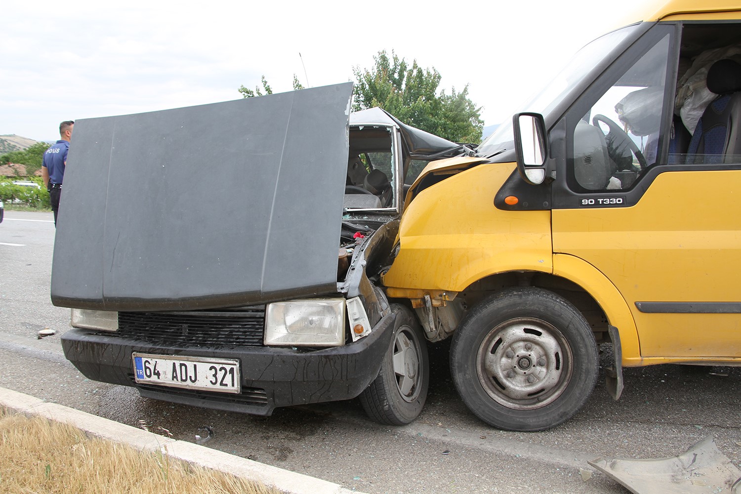 Transit ile Otomobil Çarpıştı: 1 Ağır Yaralı  Otomobil sürücüsü kazada ağır yaralandı