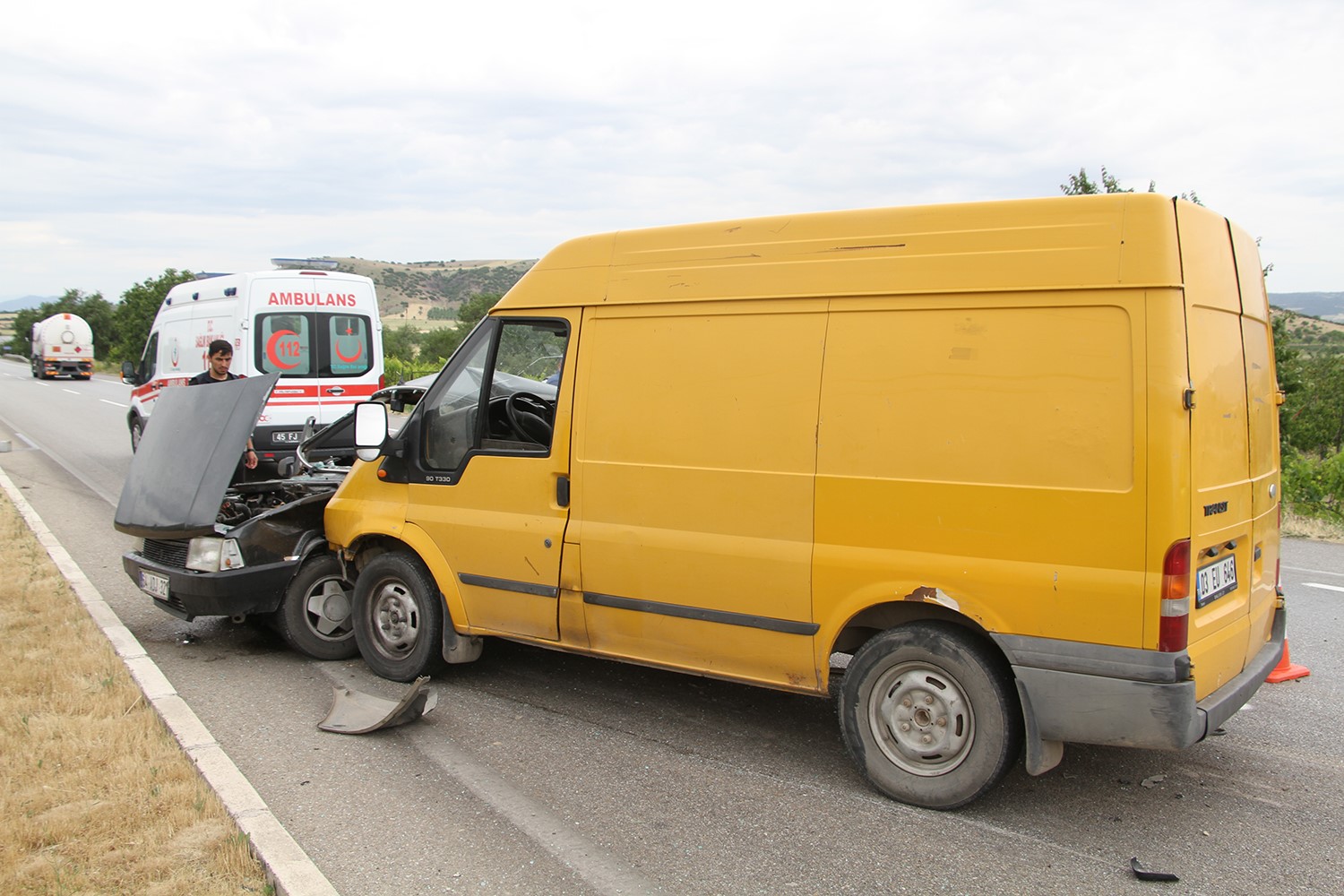 Transit ile Otomobil Çarpıştı: 1 Ağır Yaralı  Otomobil sürücüsü kazada ağır yaralandı