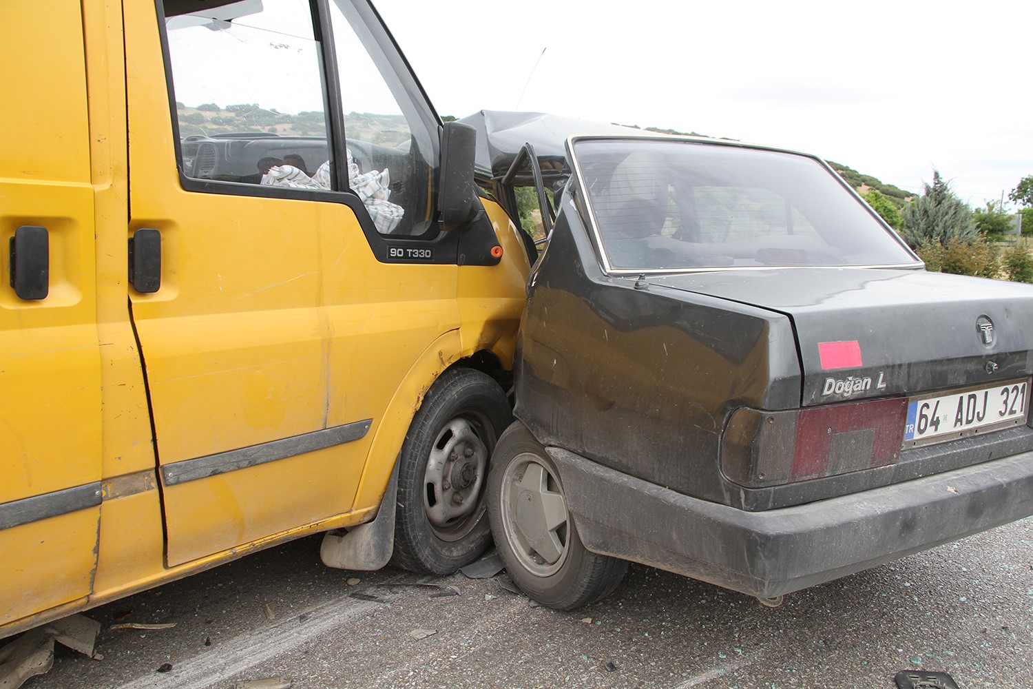 Transit ile Otomobil Çarpıştı: 1 Ağır Yaralı  Otomobil sürücüsü kazada ağır yaralandı