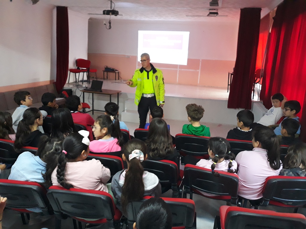 İLKOKUL ÖĞRENCİLERİNE TRAFİK EĞİTİM SEMİNERLERİ VERİLDİ