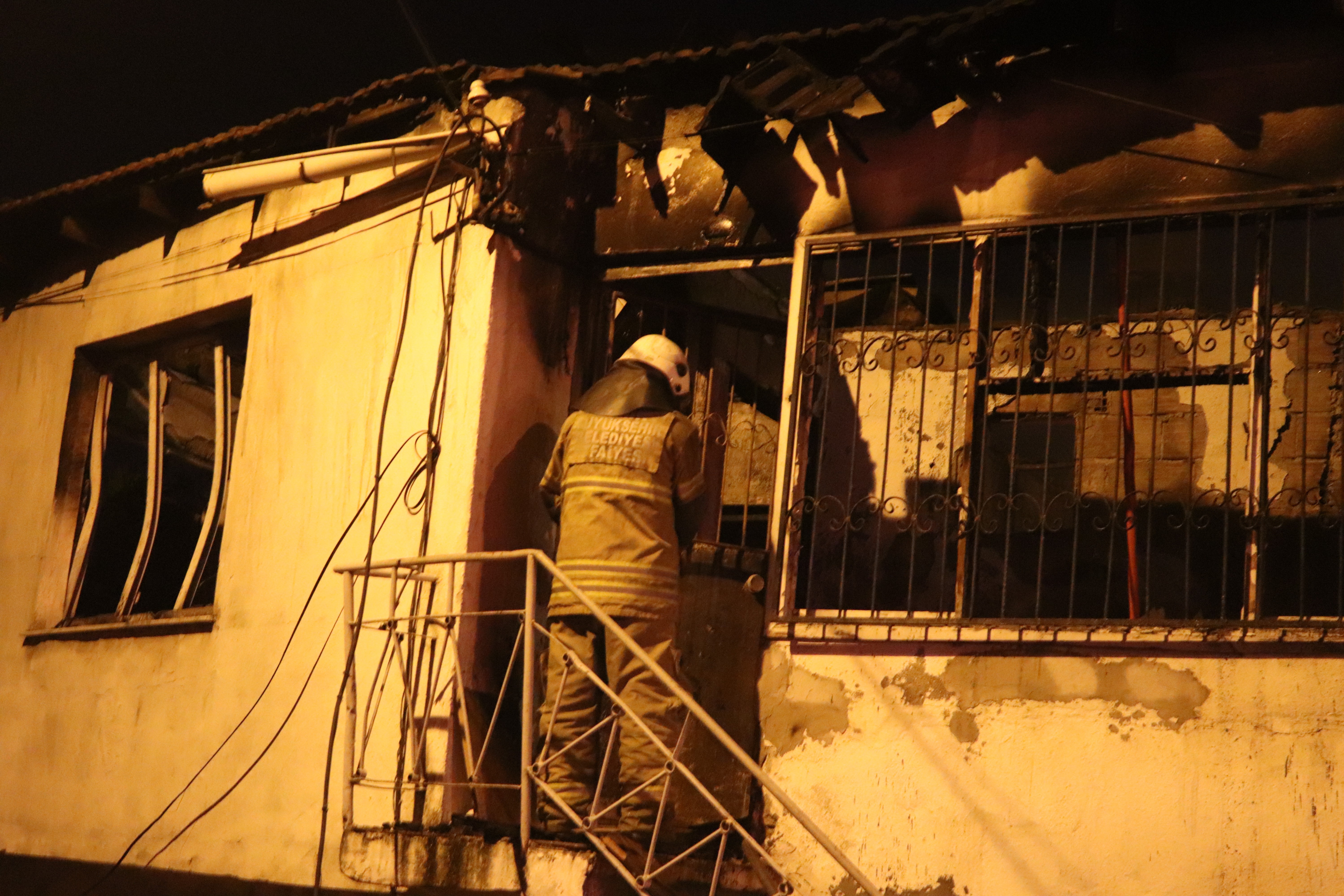 Şarj Aletinden Çıkan Yangın Evi Küle Çevirdi