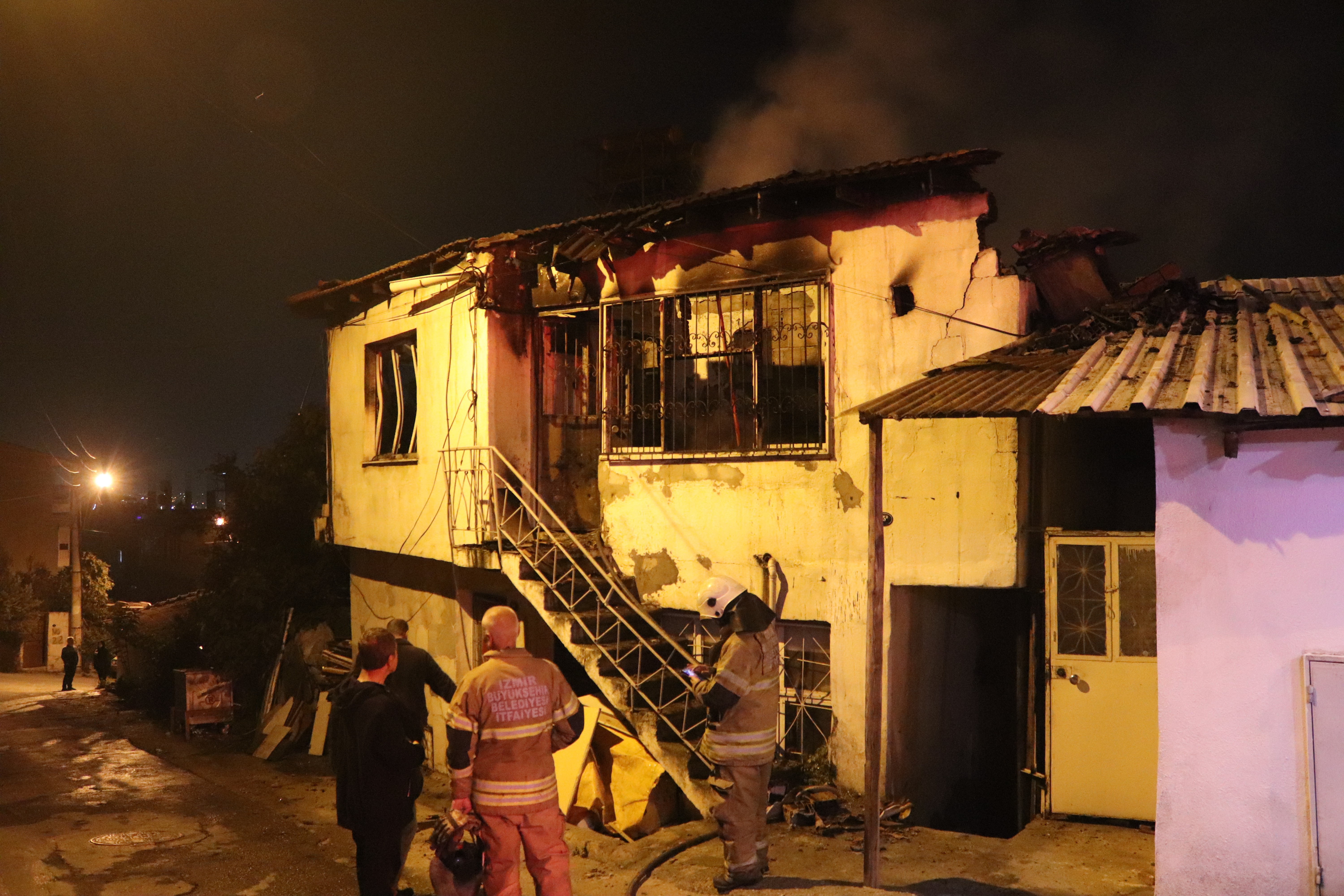 Şarj Aletinden Çıkan Yangın Evi Küle Çevirdi