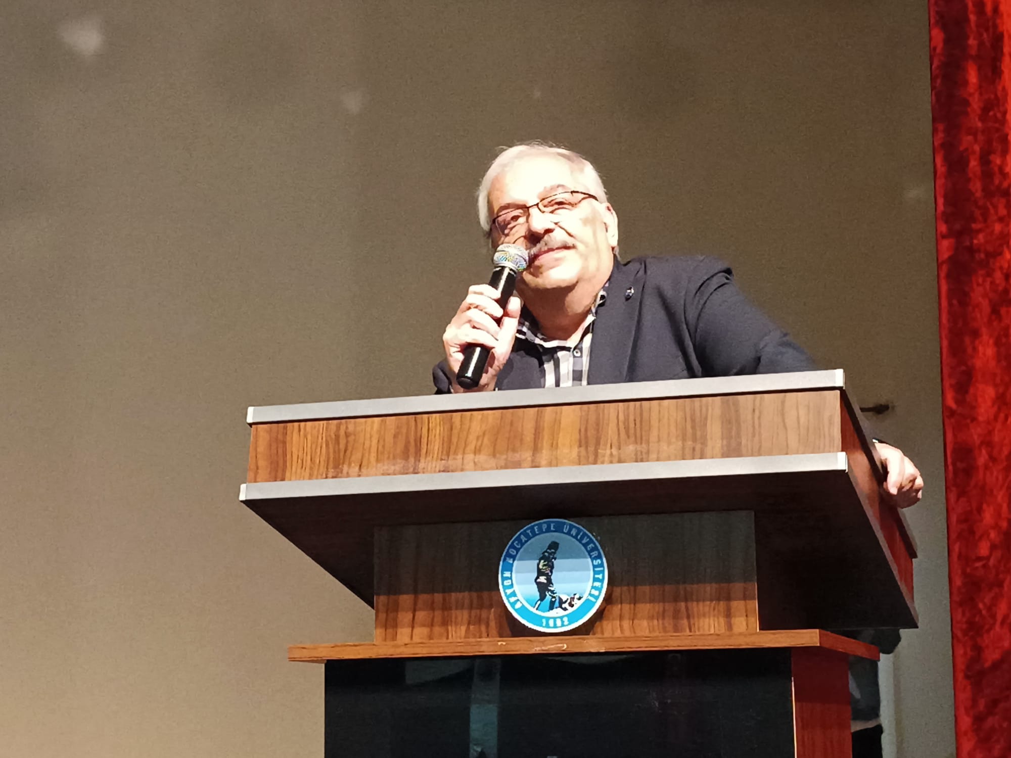 AKÜ'de Konferansta Konuşan Prof. Dr. Tanyaş: "Lojistiği Sağlayan Kriterlere Uygun Hareket Etmek Gerekiyor"
