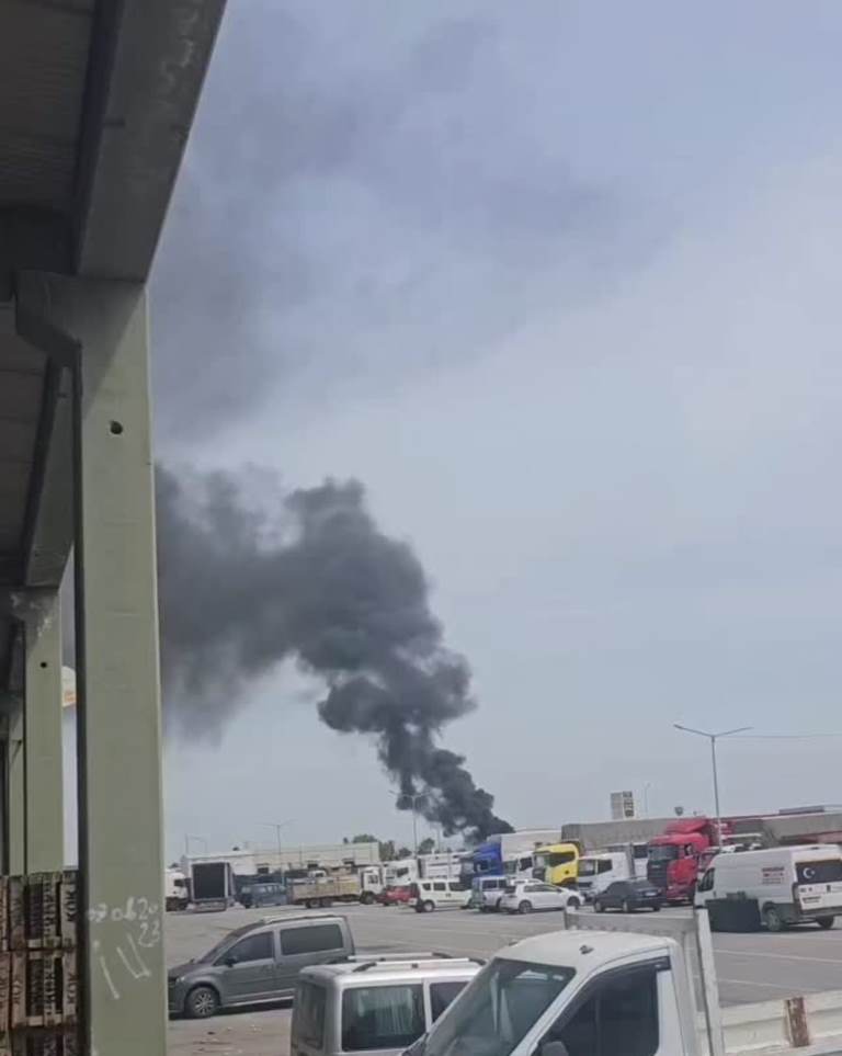 AFYONKARAHİSAR'DA SİYAH DUMANLAR TEDİRGİNLİK YARATTI