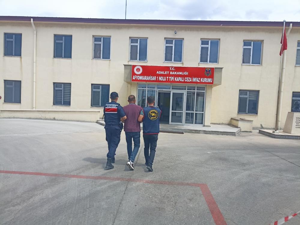Aranan Şahıs Sülümenli’de Yakayı Ele Verdi: 17 yıl 13 ay hapis cezası ile aranan şahsı jandarma yakaladı