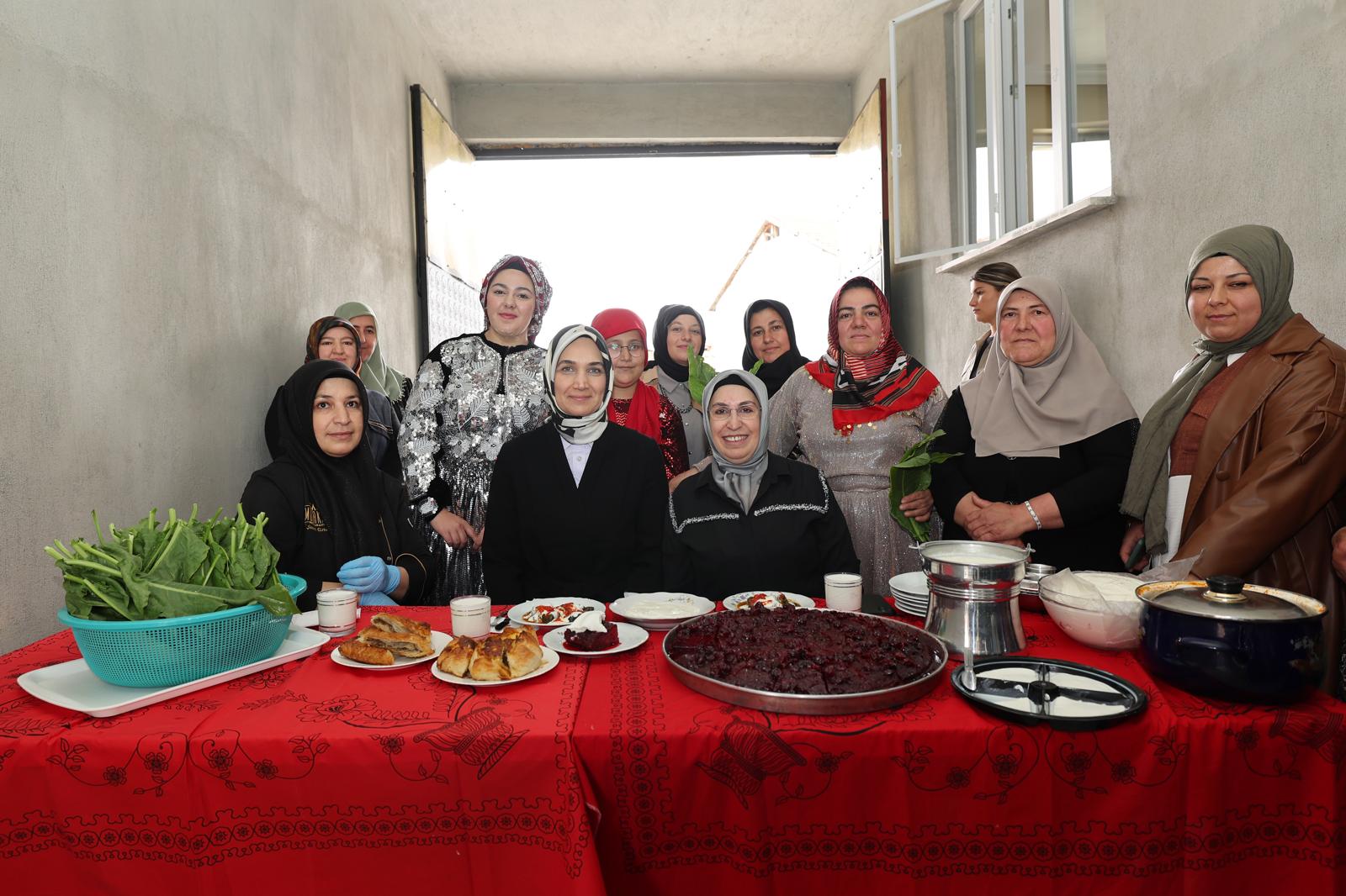 'Devlet Ana' Kolları Sıvadı! Kadınlarla Coğrafi İşaret Tescilli "İlibada Dolması" Sardı