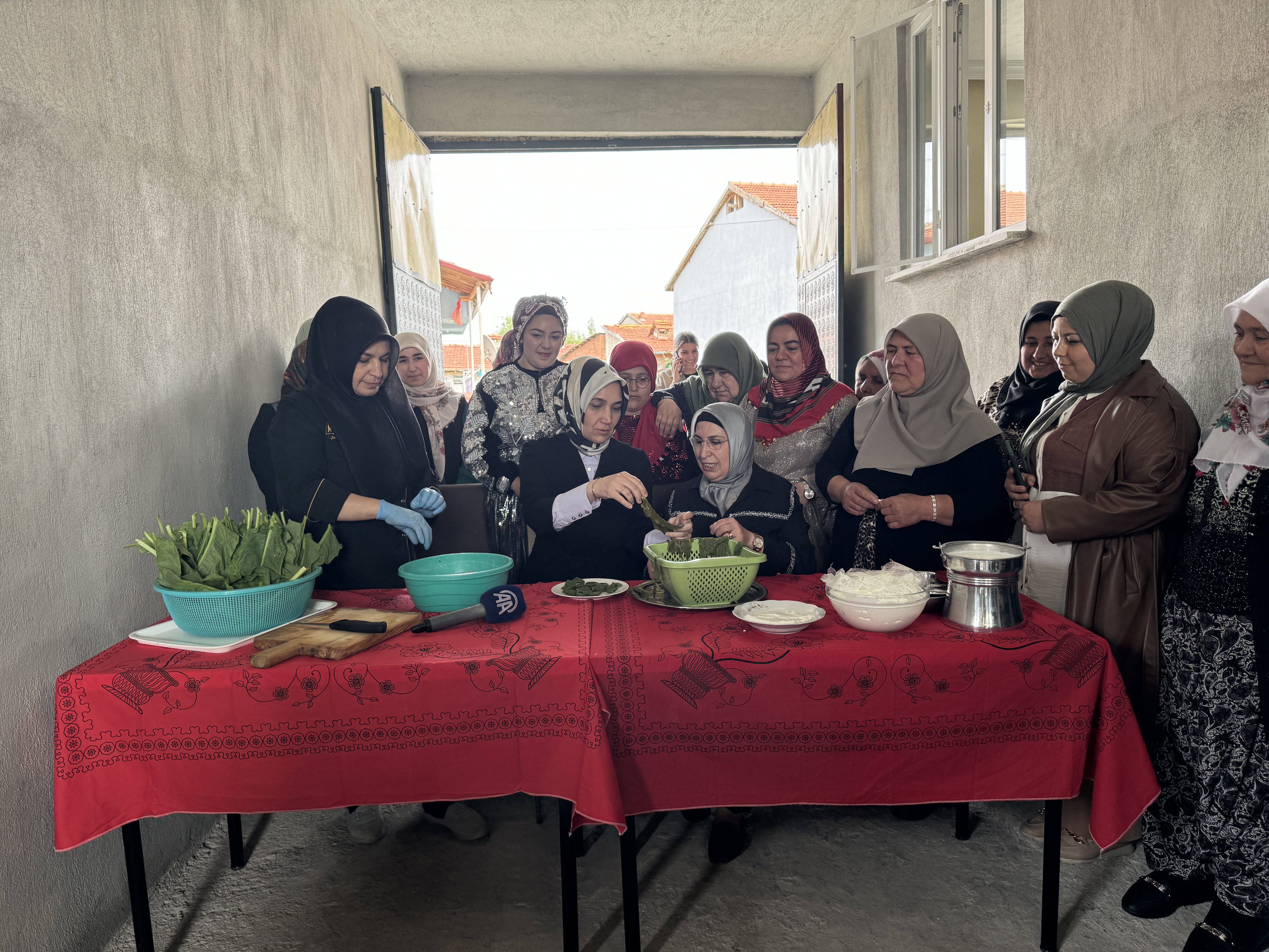 'Devlet Ana' Kolları Sıvadı! Kadınlarla Coğrafi İşaret Tescilli "İlibada Dolması" Sardı