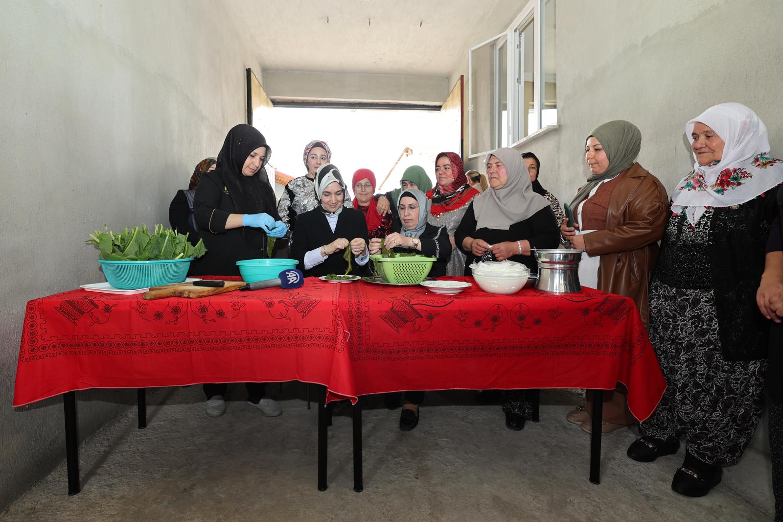 'Devlet Ana' Kolları Sıvadı! Kadınlarla Coğrafi İşaret Tescilli "İlibada Dolması" Sardı