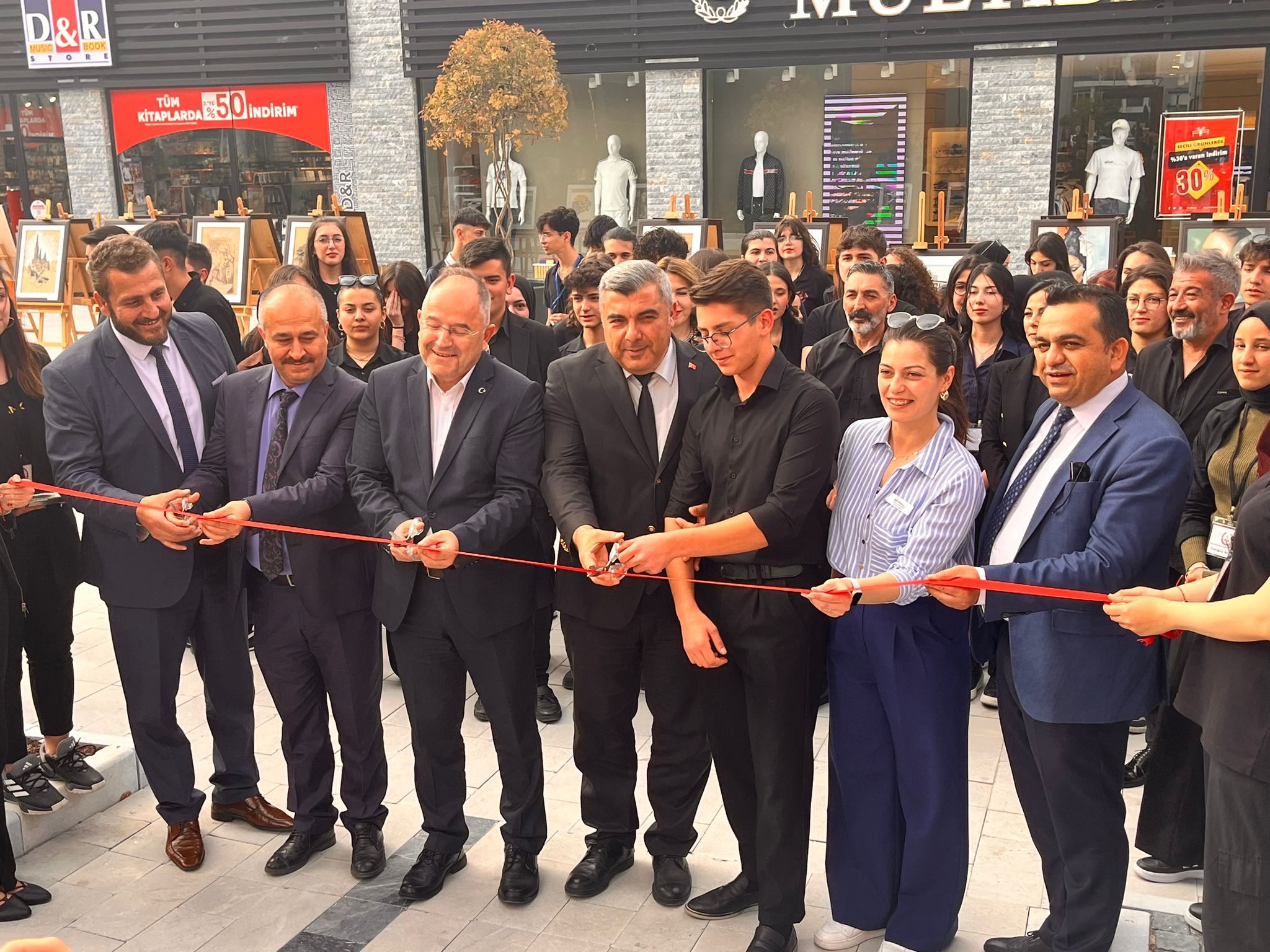 Güzel Sanatlar Rüzgarı: Etkinliğin Açılışını Onur Konuğu Miraç Sünnetci Gerçekleştirdi